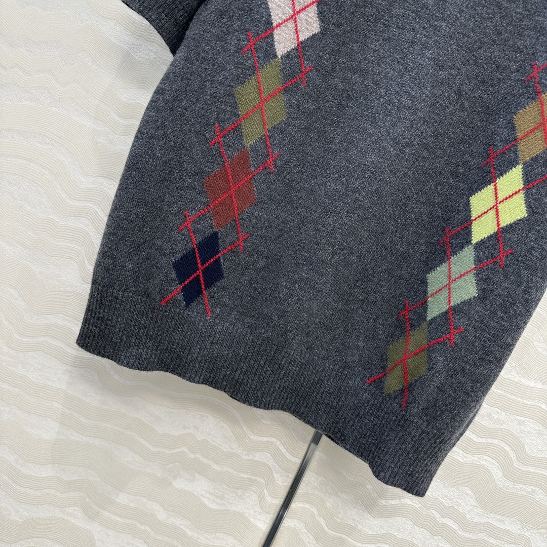 独家首发❤️高端原单品质，ER知识分子时髦分穿搭，重工艺彩色菱格嵌花羊绒短袖上衣！高级深灰撞色灵动俏皮减