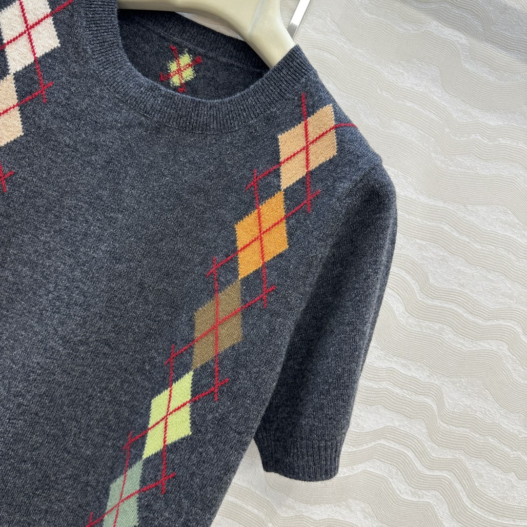 独家首发❤️高端原单品质，ER知识分子时髦分穿搭，重工艺彩色菱格嵌花羊绒短袖上衣！高级深灰撞色灵动俏皮减