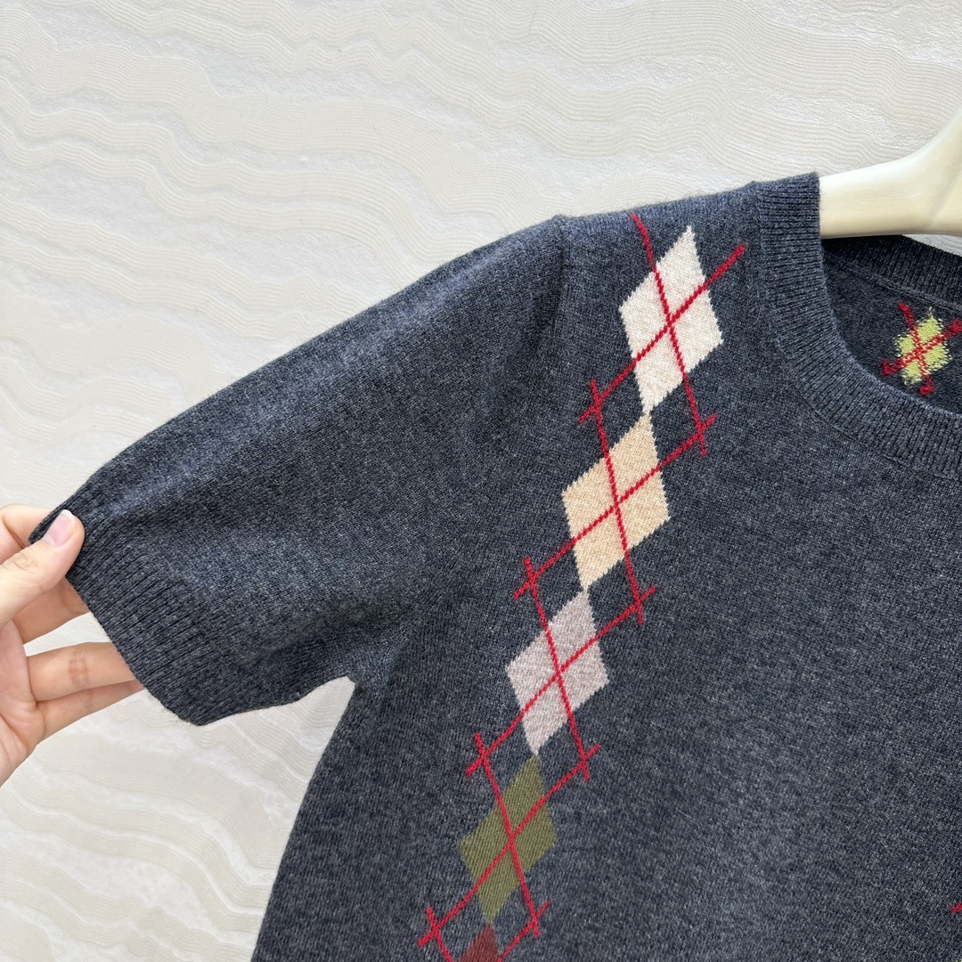 独家首发❤️高端原单品质，ER知识分子时髦分穿搭，重工艺彩色菱格嵌花羊绒短袖上衣！高级深灰撞色灵动俏皮减