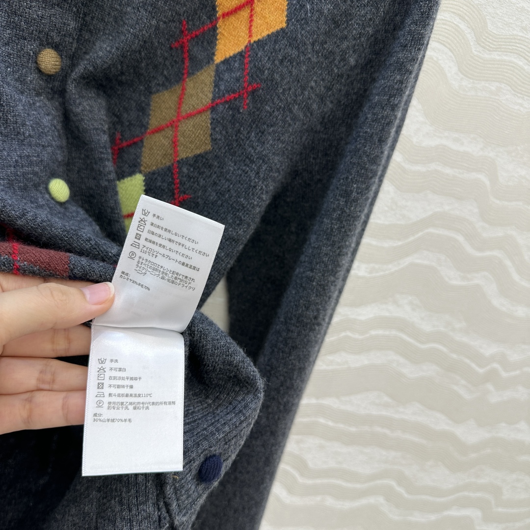 独家首发❤️高端原单品质，ER知识分子时髦分穿搭，重工艺彩色菱格嵌花圆领羊绒小开衫！手工彩色包扣，高级深