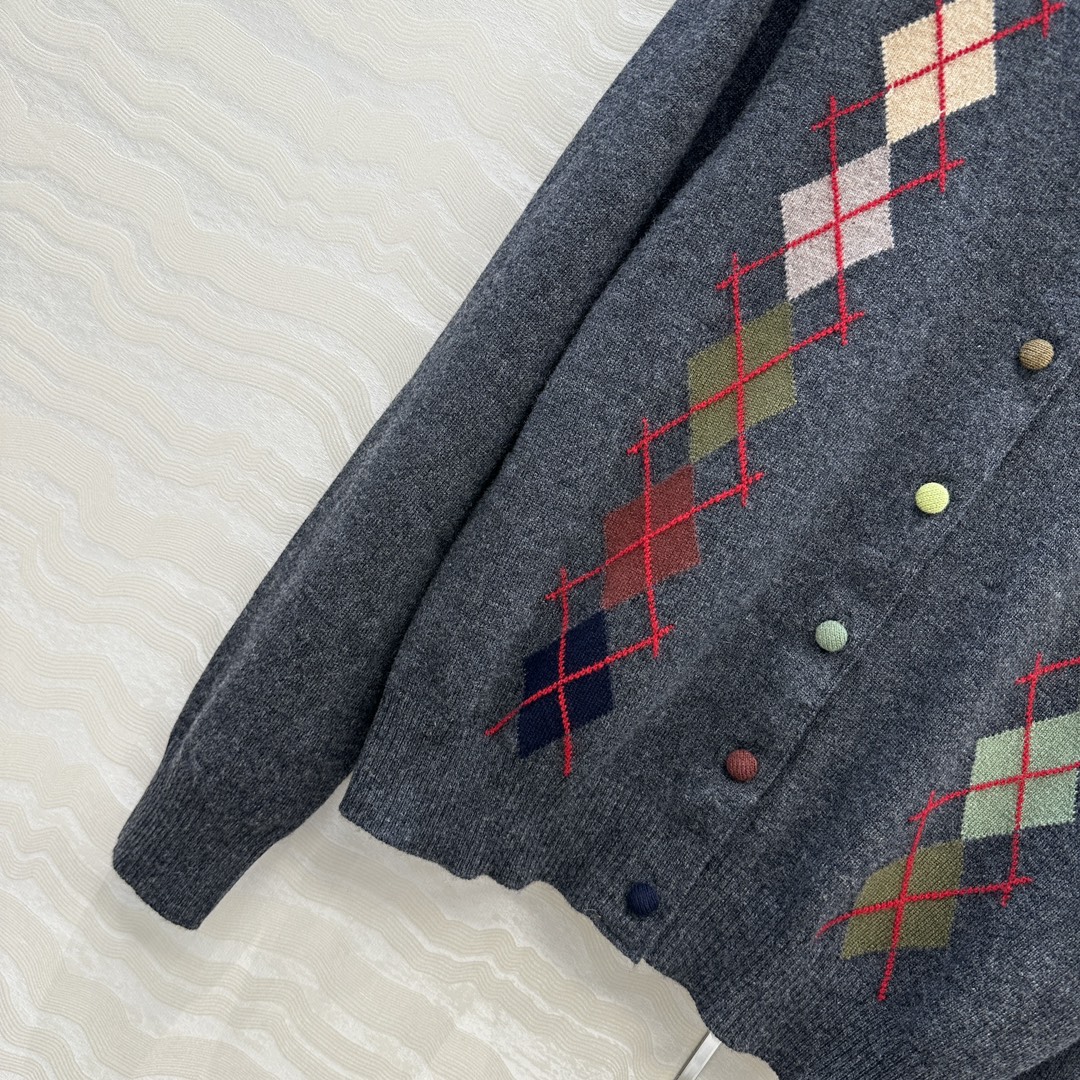 独家首发❤️高端原单品质，ER知识分子时髦分穿搭，重工艺彩色菱格嵌花圆领羊绒小开衫！手工彩色包扣，高级深