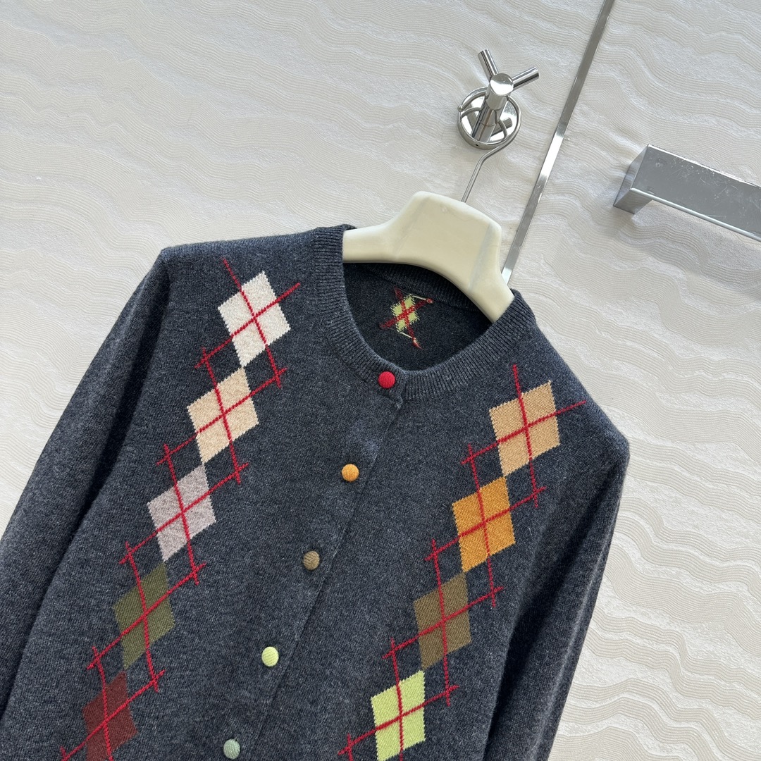 独家首发❤️高端原单品质，ER知识分子时髦分穿搭，重工艺彩色菱格嵌花圆领羊绒小开衫！手工彩色包扣，高级深