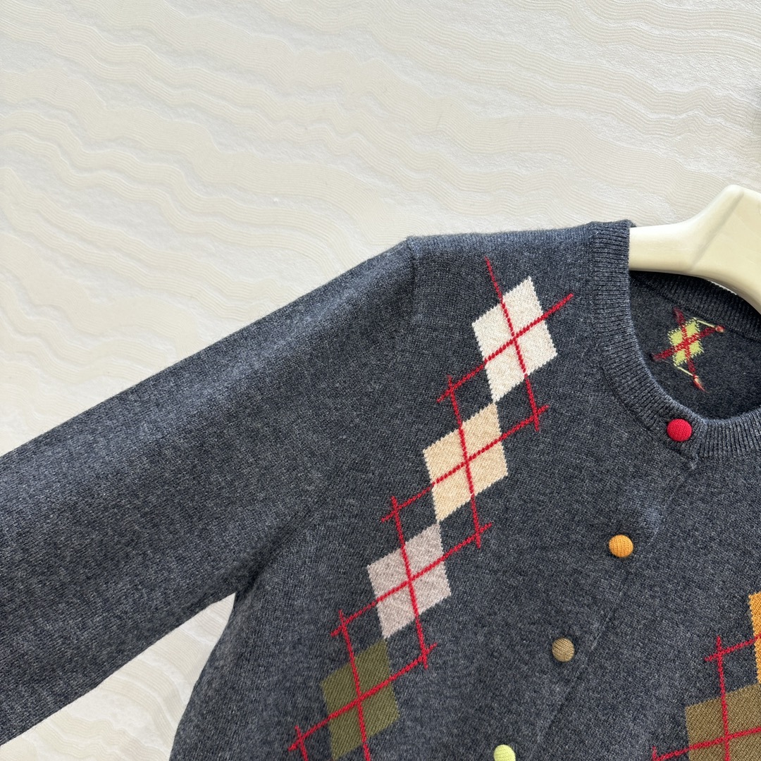 独家首发❤️高端原单品质，ER知识分子时髦分穿搭，重工艺彩色菱格嵌花圆领羊绒小开衫！手工彩色包扣，高级深