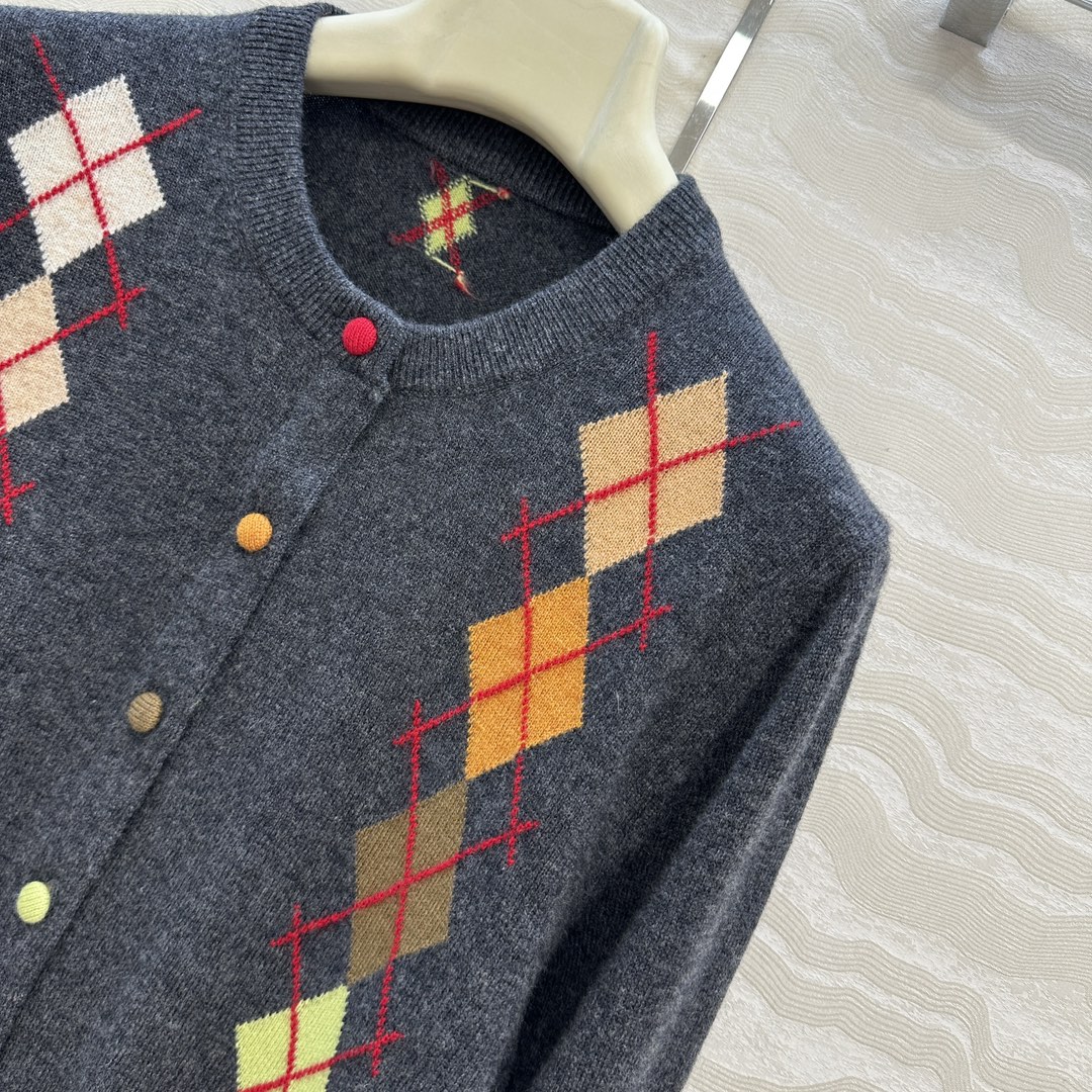 独家首发❤️高端原单品质，ER知识分子时髦分穿搭，重工艺彩色菱格嵌花圆领羊绒小开衫！手工彩色包扣，高级深