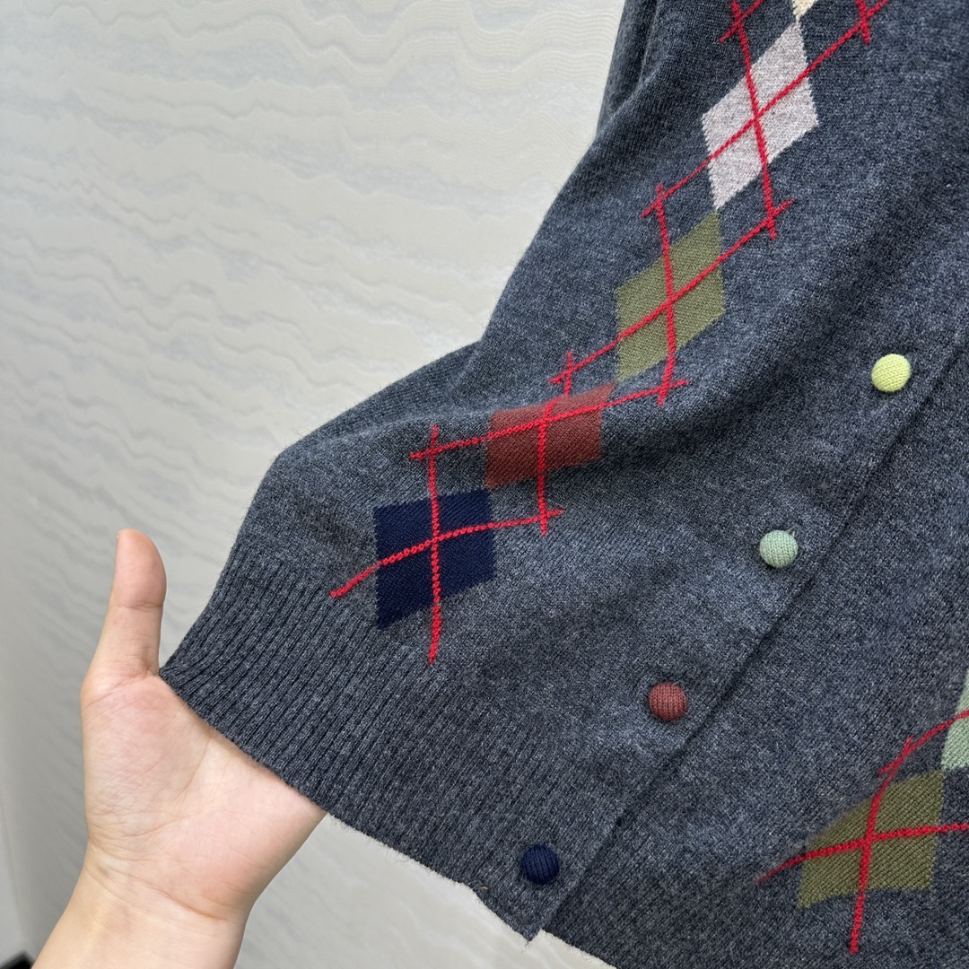 独家首发❤️高端原单品质，ER知识分子时髦分穿搭，重工艺彩色菱格嵌花圆领羊绒小开衫！手工彩色包扣，高级深