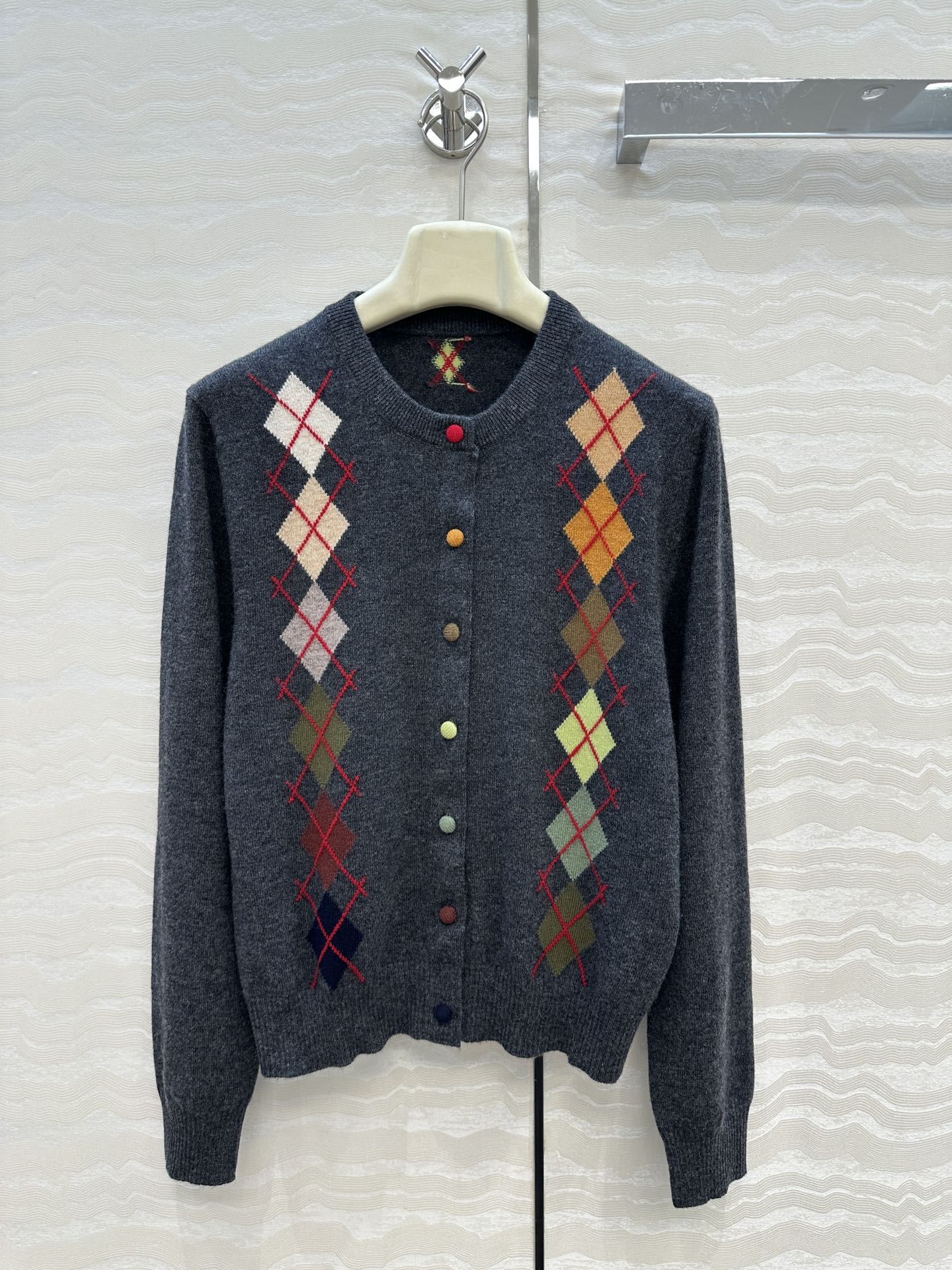 独家首发❤️高端原单品质，ER知识分子时髦分穿搭，重工艺彩色菱格嵌花圆领羊绒小开衫！手工彩色包扣，高级深