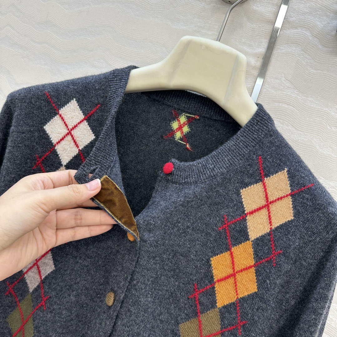 独家首发❤️高端原单品质，ER知识分子时髦分穿搭，重工艺彩色菱格嵌花圆领羊绒小开衫！手工彩色包扣，高级深