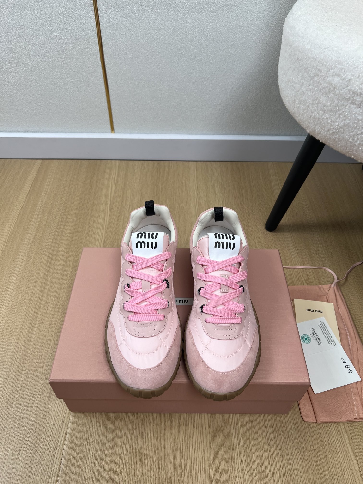 NO:493070,MiuMiu | 2025 Miu Home 2025 autumn and winter new products, the latest hot color-blocking single-shoe casual shoes series, fashionable, simple and high-quality, casually matched, very light and comfortable to wear on the feet. This year's main model is fashionable, simple and high-quality, casually matched, very comfortable to wear on the feet, must-have for the year!  Original purchase and development, making products, Miu's latest hit, avant-garde and bold design, Miu logo style is integrated into the simple lines of this leather sneaker. The unique logo is decorated on the tongue and back of the shoe, embellished with retro design. Imported upper custom fabric + cow back velvet, imported sheepskin, outsole original open mold tpu non-slip sole, shoe thickness 2.5cm, size 35-40 (40 customization) Packaging original packaging, casual shoes/sports shoes, miumiu, sneakers, sheepskin19860909MiuMiu缪缪 | 2025 miu家2025秋冬新品 专柜最新爆款拼色单鞋休闲鞋系列 时尚 简约高级 随意搭配 上脚非常轻便舒适 今年主推款 时尚 简约高级 随意搭配 上脚非常舒适,年度必入款！原版购入开发 做货 miu家最新爆款 前卫大胆的设计 Miu logo 风格融于此款皮革运动鞋的简约线条.别致徽标饰于鞋舌与背面,点缀复古设计. 鞋面进口定制布+牛反绒 内里进口羊皮 大底原版开模tpu防滑大底 鞋厚2.5cm 码数35-40（40定制） 包装原版包装,休闲鞋/运动鞋,miumiu,sneakers,sheepskin,Women's Shoes