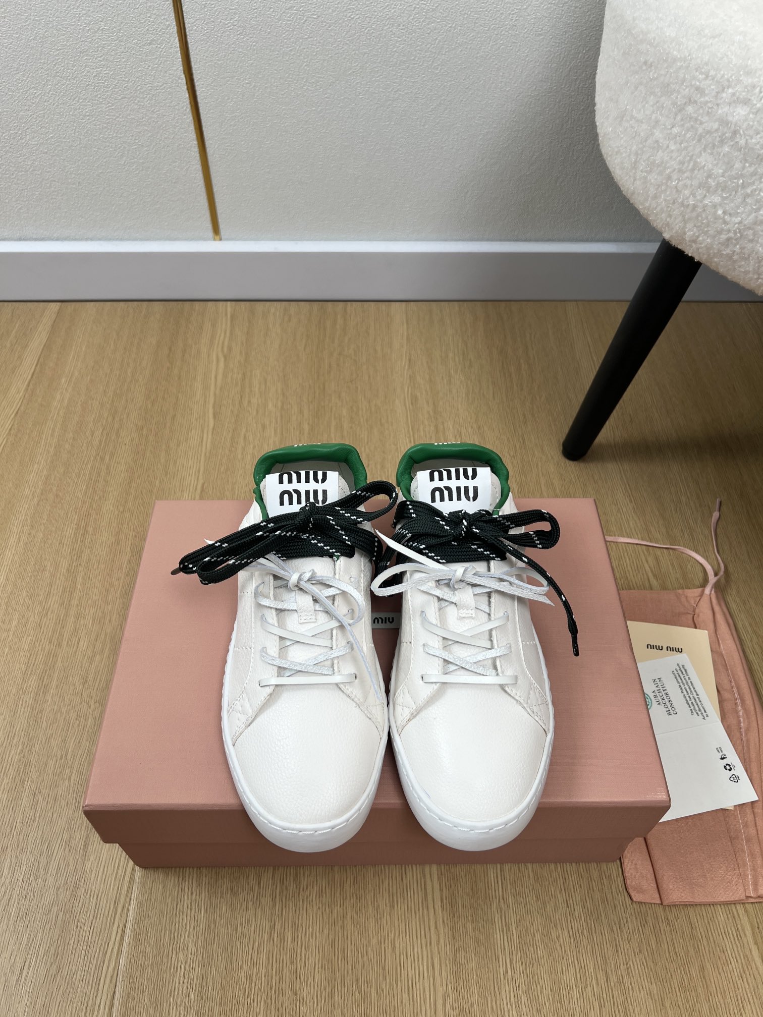 NO:493077,MiuMiu | 2025 Miu Home 2025 autumn and winter new products, the latest hot color-blocking single shoes casual shoes and white shoes series, fashionable, simple and high-end, casually matched, very light and comfortable to wear on the feet. This year's main model is fashionable, simple and high-end, casually matched, very comfortable to wear on the feet, must-have for the year!  Original purchase and development Making Miu Home's latest hit, avant-garde and bold design, Miu logo style is integrated into the simple lines of this leather sneaker. The chic logo is decorated on the tongue and back of the shoe, embellished with retro design. Imported cowhide with upper, imported sheepskin with inner, original open mold-proof and non-slip sole, shoe thickness 2cm, size 35-40 (40 customization) Packaging original packaging, casual shoes/sports shoes, miumiu, sneakers, cowhide, sheepskin19860909MiuMiu缪缪 | 2025 miu家2025秋冬新品 专柜最新爆款拼色单鞋休闲鞋小白鞋系列 时尚 简约高级 随意搭配 上脚非常轻便舒适 今年主推款 时尚 简约高级 随意搭配 上脚非常舒适,年度必入款！原版购入开发 做货 miu家最新爆款 前卫大胆的设计 Miu logo 风格融于此款皮革运动鞋的简约线条.别致徽标饰于鞋舌与背面,点缀复古设计. 鞋面进口牛皮 内里进口羊皮 大底原版开模防滑大底 鞋厚2cm 码数35-40（40定制） 包装原版包装,休闲鞋/运动鞋,miumiu,sneakers,cowhide,sheepskin,Women's Shoes