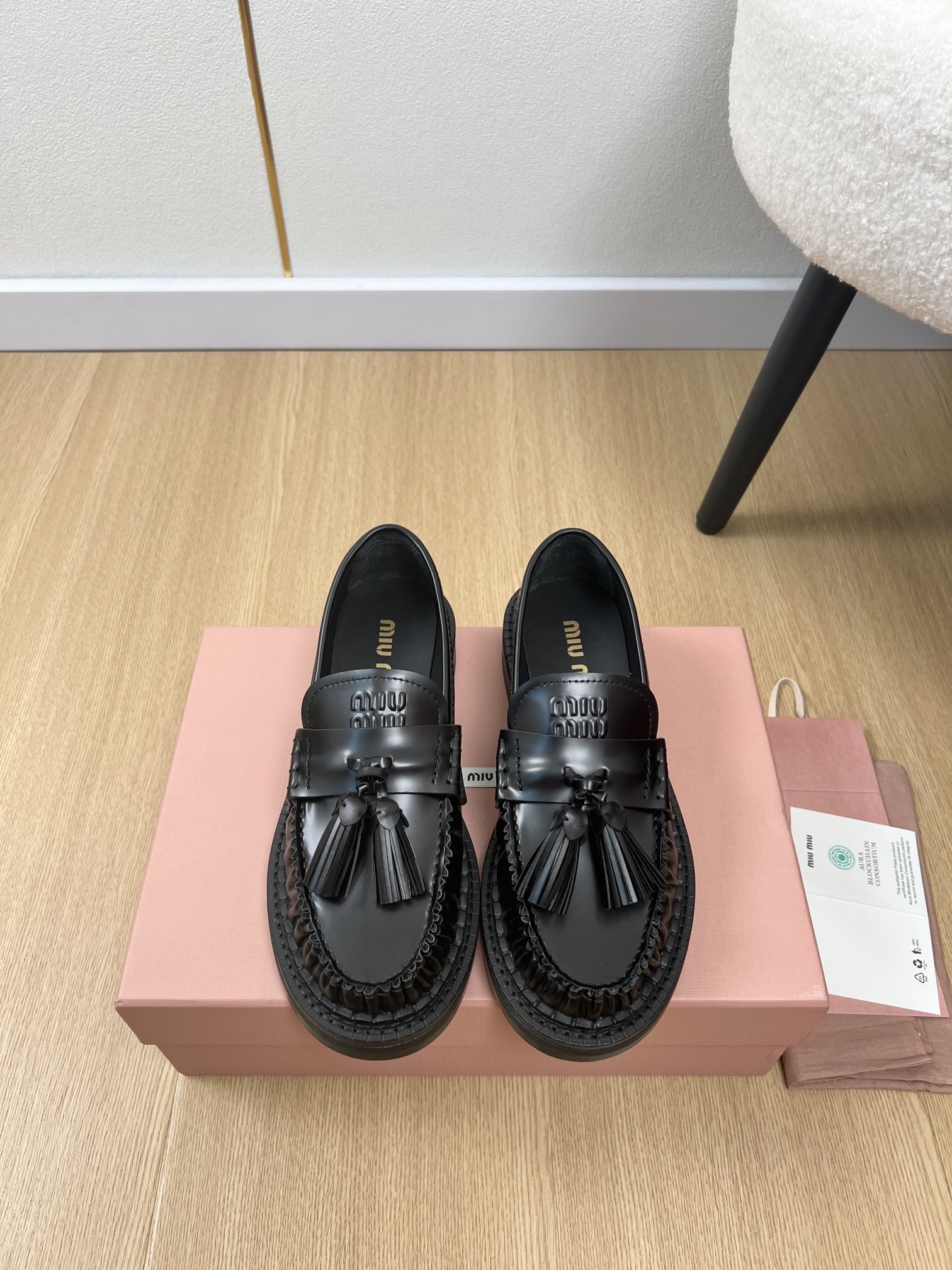 NO:493063,MiuMiu | 2025 Miu Home 2025 autumn and winter new products, the latest hot tassel-decorated loafers series in the counter, fashionable, simple and high-end, casually matched, very light and comfortable to wear, this year's main model, fashionable, simple and high-end, casually matched, very comfortable to wear, must-have for the year!  Original purchase and development Making Miu Home's latest hit, avant-garde and bold design, Miu logo style is integrated into the simple lines of this leather sneaker. The unique logo is decorated on the tongue and back of the shoe, embellished with retro design. Imported upper beaded beaded cowhide with inner imported cowhide, original molded rubber non-slip sole, shoe thickness 3cm, size 35-40 (40 customization) Packaging original packaging, loafers, miumiu, loafers, sneakers, cowhide19860909MiuMiu缪缪 | 2025 miu家2025秋冬新品 专柜最新爆款流苏饰带乐福鞋系列 时尚 简约高级 随意搭配 上脚非常轻便舒适 今年主推款 时尚 简约高级 随意搭配 上脚非常舒适,年度必入款！原版购入开发 做货 miu家最新爆款 前卫大胆的设计 Miu logo 风格融于此款皮革运动鞋的简约线条.别致徽标饰于鞋舌与背面,点缀复古设计. 鞋面进口开边珠牛皮 内里进口牛皮 大底原版开模橡胶防滑大底 鞋厚3cm 码数35-40（40定制） 包装原版包装,乐福鞋,miumiu,loafers,sneakers,cowhide,Women's Shoes