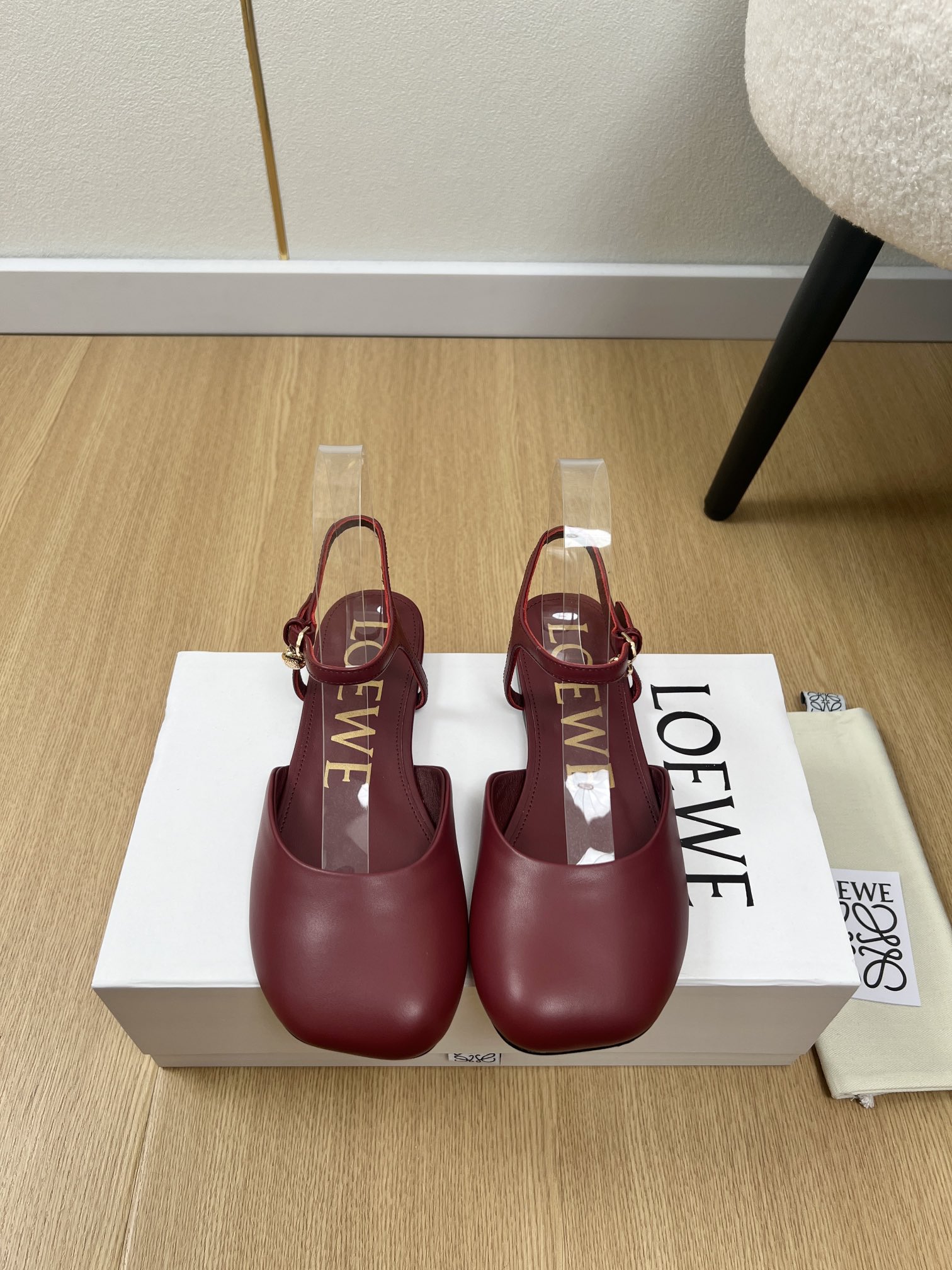 NO:493048,LOEVE | 2025 Spring and Summer New Products 2025 2025 The latest flat-soled sandals series of counters. A slipper that Xiaohongshu strongly promotes popular. Super cute. A must-have for fashionable people. There is no complicated decoration. It has excellent vintage. It is pure and minimalist. It is neat and poetic. Super versatile. Upper. Original imported lambskin. Inner. Sheepskin. Outsole. Original open molded injection-molded leather outsole. Heel height. 0.5cm. Size 35-42 (customized for 40.41.42). Sandals. Loewe, loewe, sandals, slippers, sheepskin, Leather soles.19860909LOEVE 罗意威 | 2025  2025春夏新品 专柜最新爆平底凉鞋系列 小红书力推爆款的一款拖鞋 超级可爱 时髦精绝对不能错过的必入款,没有任何繁杂装饰,质感极好的vintage感,纯粹和极简做得利落又诗意 超级百搭款 鞋面 原版进口小羊皮 内里 羊皮 大底 原版开模注塑真皮大底  跟高 0.5cm 码数 35-42（40.41.42定制）,凉鞋,loewe,loewe,sandals,slippers,sheepskin,Leather soles,Women's Shoes