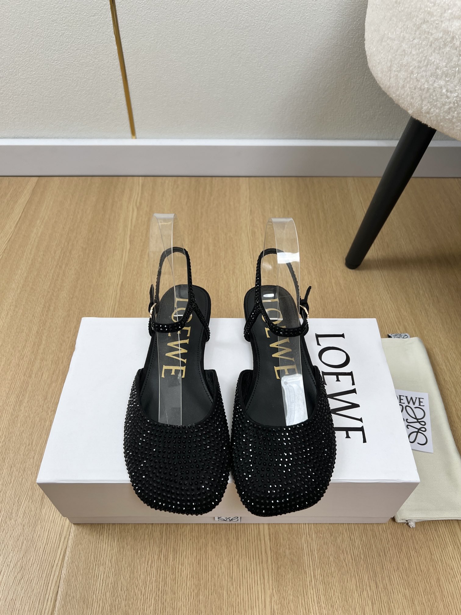 NO:493056,LOEVE | 2025 Spring and Summer New Products 2025 2025 The latest hot diamond flat-soled sandals series on the counter Xiaohongshu is a popular slipper that is super cute. A must-have for fashionable people to never miss. There is no complicated decoration, with excellent vintage feel, pure and minimalist, neat and poetic. Super versatile model. Upper. Original imported cashmere. Inner. Sheepskin. Outsole. Original open molded injection-molded leather outsole. Heel height. 0.5cm. Size 35-42 (customized for 40.41.42). Sandals. Loewe, loewe, sandals, slippers, sheepskin, Leather soles.19860909LOEVE 罗意威 | 2025  2025春夏新品 专柜最新爆烫钻平底凉鞋系列 小红书力推爆款的一款拖鞋 超级可爱 时髦精绝对不能错过的必入款,没有任何繁杂装饰,质感极好的vintage感,纯粹和极简做得利落又诗意 超级百搭款 鞋面 原版进口羊绒 内里 羊皮 大底 原版开模注塑真皮大底  跟高 0.5cm 码数 35-42（40.41.42定制）,凉鞋,loewe,loewe,sandals,slippers,sheepskin,Leather soles,Women's Shoes