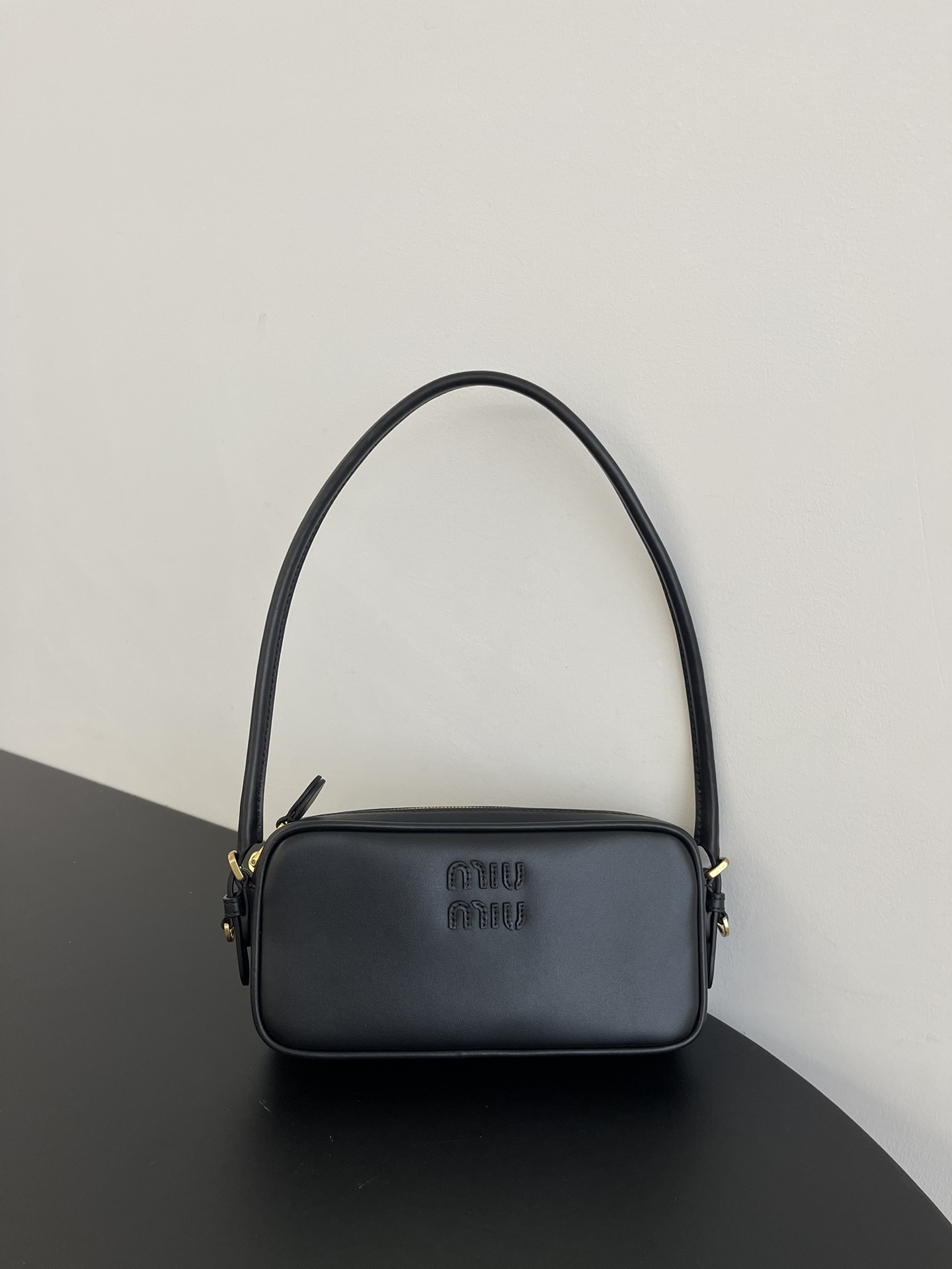 P540 Miumiu nuevo bolso Mahjong de Miumiu. ¿Quién puede resistirse a un bolso tan lindo? El tamaño justo para dejar el …