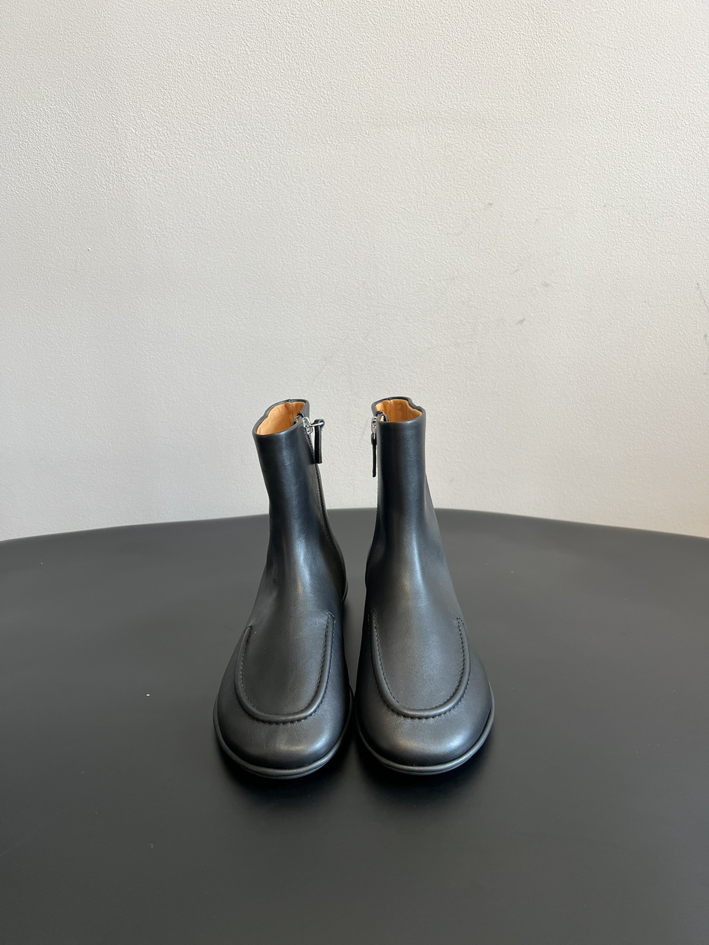 NO:494187,The ro* new round toe flat boots in Dongguan adopts round toe and flat sole design, the shoe shape is simple and atmospheric, and the side or rear zipper design is easy to put on and off, and it adds a sense of detail. It is in a minimalist and high-end style, and can easily match suits, coats, sweaters and other items. It is very suitable for commuting or daily going out. It is a powerful tool for creating a 'slack outfit' in autumn and winter. Pay attention to the texture of the material and the neatness of the tailoring, which is comfortable and stylish to wear, which is very suitable for people who like simple outfits. Upper tung velvet/imported calf leather inner cowhide, original open-soled TPU sole size35-40 (40 customization, no return or exchange), boots, boots, sweaters, business suit, cowhide19860909莞产 The ro* 新款圆头平底短靴 采用圆头、平底设计,鞋型简约大气,侧边或后拉链的设计方便穿脱,同时增添了细节感.走的是极简高级风,能轻松搭配西装、大衣、毛衣等单品,无论是通勤还是日常出街都很合适,是秋冬打造“松弛感穿搭”的利器. 注重材质质感与剪裁的利落感,穿起来舒适又显格调,很适合喜欢简约穿搭的人群. 鞋面胎牛绒/进口小牛皮 内里牛皮 大底原版开模TPU大底 size35-40（40定制不退换）,靴子,boots,sweaters,business suit,cowhide,Women's Shoes