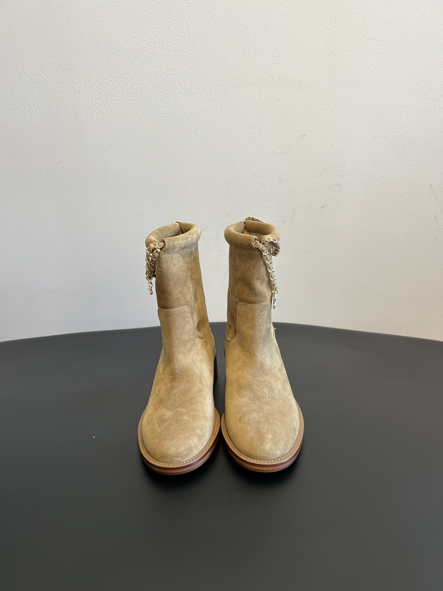 NO:536483,Chane* Xiaoxiang double-chain short boots The boots are paired with Xiaoxiang's signature double C metal chain, and a four-leaf clover-shaped metal pendant is hung on the chain, adding luxury and exquisite details to the whole, and the four-leaf clover elements also have the meaning of luck. This shoe combines a retro and light luxury style, which can not only add highlights to daily outfits, but also show unique taste in some slightly formal occasions. It is a pair of boots that are both beautiful and practical. Upper cowhide/cow back velvet inner sheepskin outsole leather outsole SIZE35-40 (40 custom-made without return and exchange) Suede leather 410, boots, chanel, boots, cowhide, sheepskin, Leather soles19860909Chane* 小香双链条短靴 靴筒处搭配小香标志性的双c金属链条,同时链条上还悬挂着四叶草造型的金属吊坠,为整体增添了奢华感与精致细节,同时四叶草元素也带有幸运的寓意. 这款鞋融合了复古、轻奢的风格,既可以为日常穿搭增添亮点,也能在一些稍正式的场合展现独特品味,是一双兼具美观与实穿性的靴子. 鞋面牛皮/牛反绒 内里羊皮 大底真皮大底 SIZE35-40（40定制不退换） 绒面 皮面410,靴子,chanel,boots,cowhide,sheepskin,Leather soles,Women's Shoes