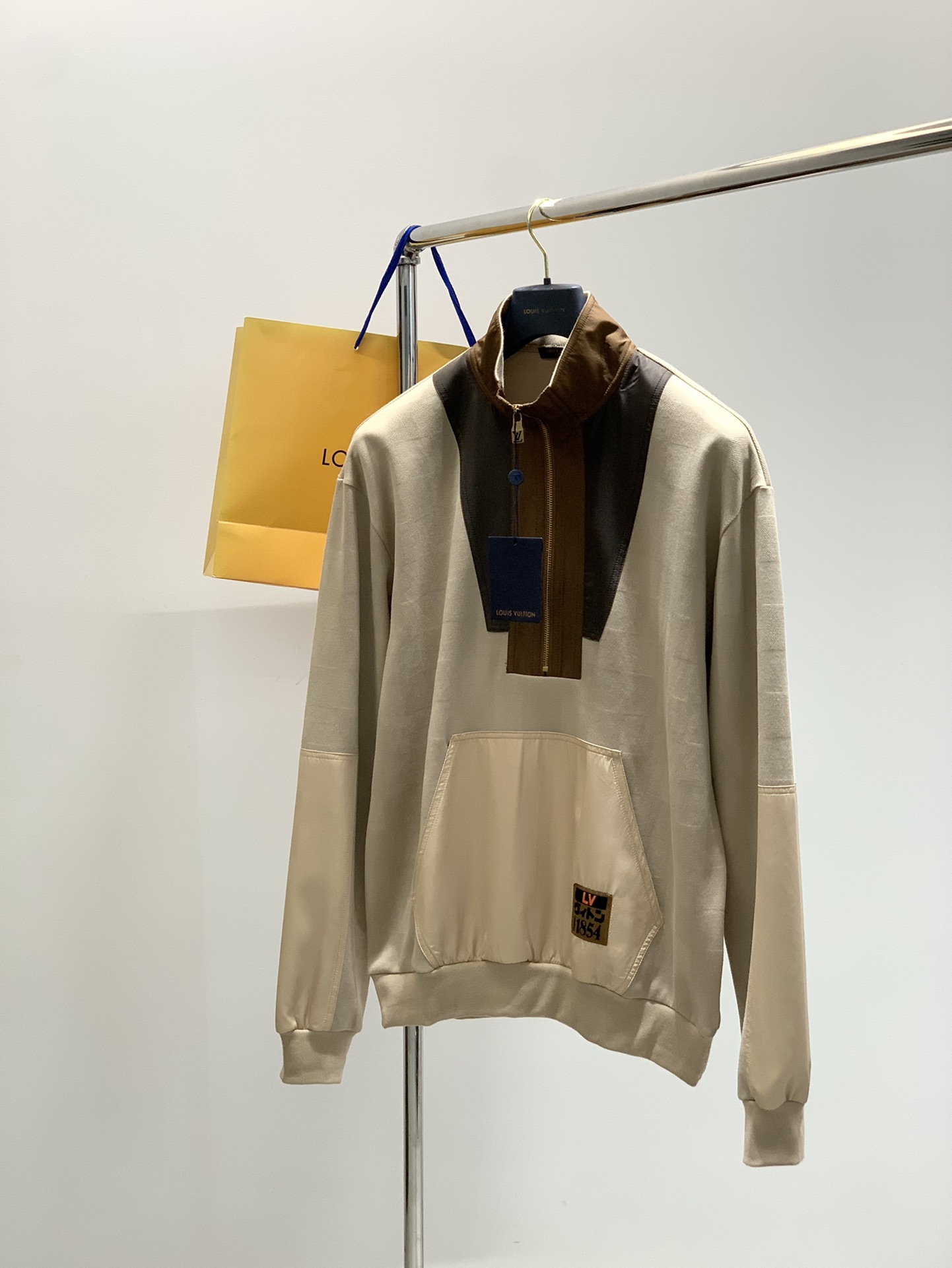 NO:528957,,LouisVuitton, the latest 2025 autumn model, available at the counter at the same time, original singles, fashionable and casual stand-alone sweatshirt, very distinctive on the upper body!  Eye-catching and highlighted, imported original fabric, top-grade jacquard craft letter pattern decoration logo, original hardware and accessories decoration, simple but not lacking in fashion, classic and atmospheric, comfortable and breathable, handsome and stylish on the upper body, S-XL Size SMLXL Clothes Length 69707172 Bust circumference and shoulder width 5057515961525363,,louis vuitton,louis vuitton,hoodie,sweatshirts,alexander wang19860909,LouisVuitton 路易威登,2025秋季最新款,专柜同步有售,原单狠货,时尚休闲立领卫衣,上身很有特点！吸睛而有亮点,进口原版面料,顶级提花工艺字母图案装饰Logo,原版五金辅料装饰,简单而不失时尚,经典大气,舒适透气,上身帅气有型,码数S-XL 尺码SMLXL 衣长69707172 胸围肩宽5057515961525363,,louis vuitton,louis vuitton,hoodie,sweatshirts,alexander wang,Men's clothing