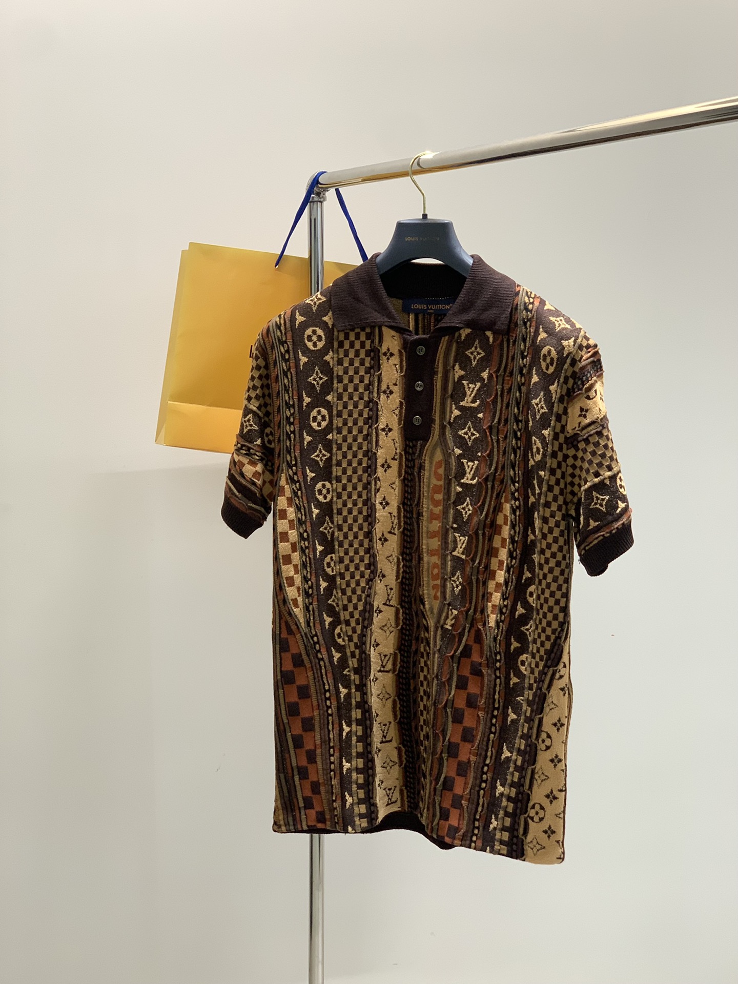 NO:528983,,LouisVuitton, the latest model of 2025 summer and autumn, available at the counter at the same time, original single product, fashionable and casual knitted lapel short sleeves, very distinctive on the upper body!  Eye-catching and highlighted, imported original fabric, top-grade printed craft letter pattern decorative logo, simple but not lacking in fashion, classic and atmospheric, comfortable and breathable, handsome and stylish on the upper body, S-XL Size SMLXL Clothes Length 66687072 Bust 54565860 Shoulder width 43454749 Sleeve length 2121.52222.5,,louis vuitton,louis vuitton,T-shirt,alexander wang19860909,LouisVuitton 路易威登,2025夏秋最新款,专柜同步有售,原单狠货,时尚休闲针织翻领短袖,上身很有特点！吸睛而有亮点,进口原版面料,顶级印花工艺字母图案装饰Logo,简单而不失时尚,经典大气,舒适透气,上身帅气有型,码数S-XL 尺码SMLXL 衣长66687072 胸围54565860 肩宽43454749 袖长2121.52222.5,,louis vuitton,louis vuitton,T-shirt,alexander wang,Men's clothing