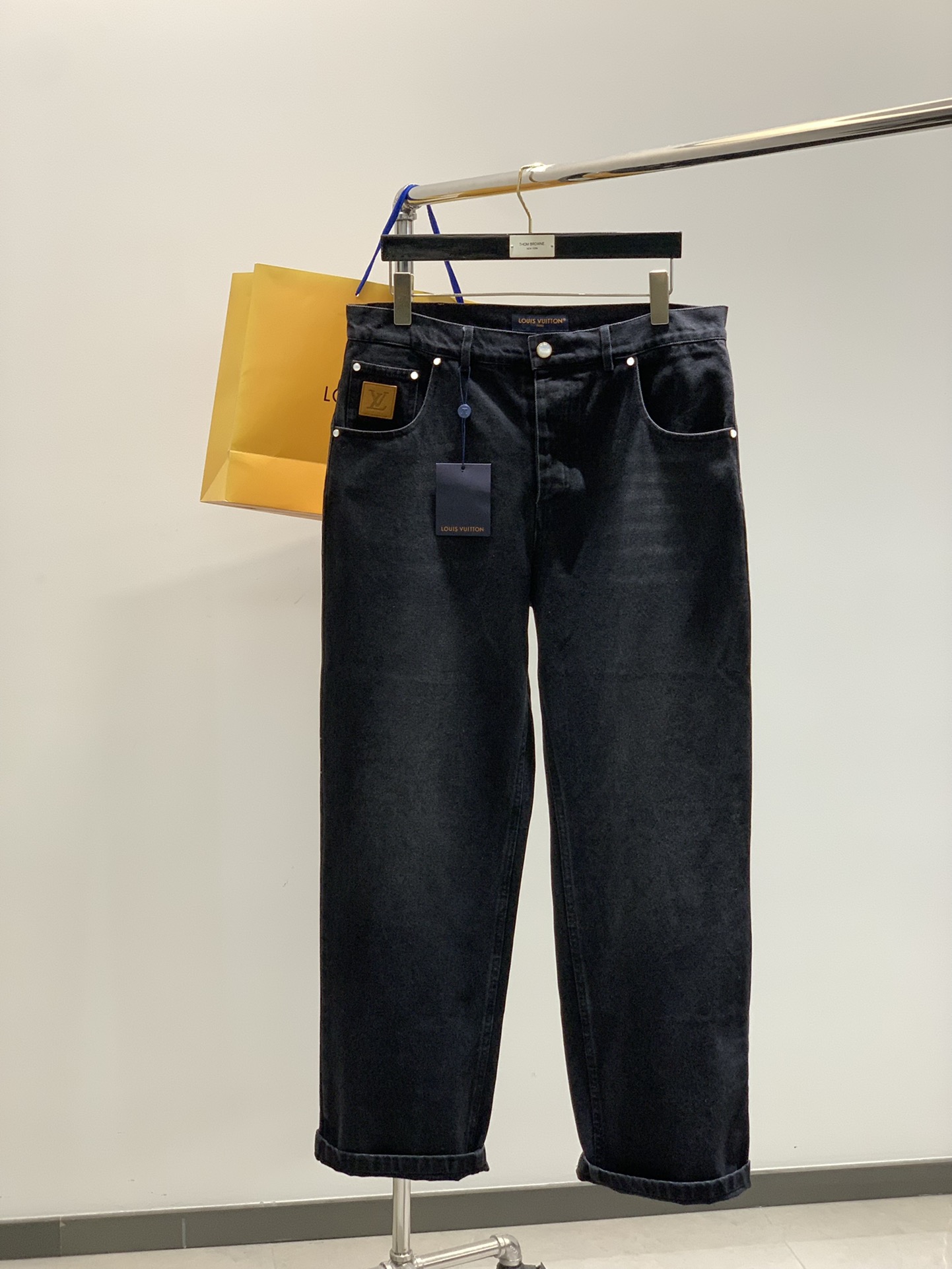 NO:528974,Clothes, Pants P, Louis Vuitton, the latest autumn style, available for sale at the same time in the counter, original orders, fashionable and casual denim suit, very distinctive on the upper body!  Eye-catching and highlighted, imported original fabric, top-grade embroidery craft letter pattern decoration logo, original hardware accessories decoration, simple but not lacking in fashion, classic and atmospheric, comfortable and breathable, handsome and stylish on the upper body, S-XL Size 46485052 Clothes length 62636465 Shoulder width 48495051 Bust 56586062 // 29303132 Pants length 105106107108 Waist circumference 86909498 Hip circumference 104108112116,,louis vuitton,louis vuitton,alexander wang19860909衣服,裤子P,LouisVuitton 路易威登,秋季最新款,专柜同步有售,原单狠货,时尚休闲牛仔套装,上身很有特点！吸睛而有亮点,进口原版面料,顶级刺绣工艺字母图案装饰Logo,原版五金辅料装饰,简单而不失时尚,经典大气,舒适透气,上身帅气有型,码数S-XL  尺码46485052 衣长62636465 肩宽48495051 胸围56586062 // 29303132 裤长105106107108 腰围86909498 臀围104108112116,,louis vuitton,louis vuitton,alexander wang,Men's clothing