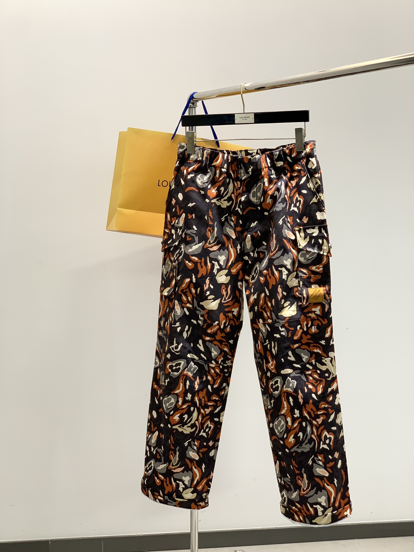 NO:528958,,LouisVuitton, the latest autumn model, available at the counter at the same time, original singles, fashionable casual pants, and very distinctive on the upper body!  Eye-catching and highlighted, imported original fabric, top-grade printing craft letter pattern decorative logo, original hardware and auxiliary materials decoration, simple but not lacking in fashion, classic and atmospheric, comfortable and breathable, handsome and stylish on the upper body, S-XL Size SML XL Pants length 106107108109 Waist circumference 78828690 Hips circumference 100104108112 Foot mouth 50525456,,louis vuitton,louis vuitton,alexander wang19860909,LouisVuitton 路易威登,秋季最新款,专柜同步有售,原单狠货,时尚休闲裤,上身很有特点！吸睛而有亮点,进口原版面料,顶级印花工艺字母图案装饰Logo,原版五金辅料装饰,简单而不失时尚,经典大气,舒适透气,上身帅气有型,码数S-XL 尺码SML XL 裤长106107108109 腰围78828690 臀围100104108112 脚口50525456,,louis vuitton,louis vuitton,alexander wang,Men's clothing