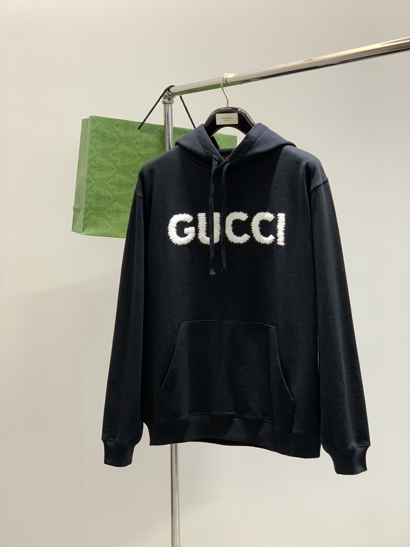 NO:528965,,Gucci, the latest autumn model, available at the counter at the same time, original single product, fashionable and casual hooded sweatshirt, very distinctive on the upper body!  Eye-catching and highlighted, imported original fabric, top-grade embroidery craft letter pattern decoration logo, original hardware and auxiliary decoration, simple but not lacking in fashion, classic and atmospheric, comfortable and breathable, handsome and stylish on the upper body, size XS-L Size XSSML Length 70727476 Bust 58606264 Shoulder width 51.55354.556 Sleeve length 62.563.564.565.5, gucci,gucci,hoodie,sweatshirts,hats,alexander wang19860909,Gucci 古驰,秋季最新款,专柜同步有售,原单狠货,时尚休闲连帽卫衣,上身很有特点！吸睛而有亮点,进口原版面料,顶级刺绣工艺字母图案装饰Logo,原版五金辅料装饰,简单而不失时尚,经典大气,舒适透气,上身帅气有型,码数XS-L 尺码XSSML 衣长70727476 胸围58606264 肩宽51.55354.556 袖长62.563.564.565.5,,gucci,gucci,hoodie,sweatshirts,hats,alexander wang,Men's clothing