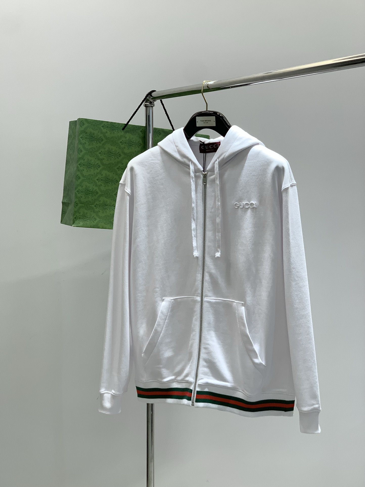 NO:528954,,Gucci, the latest autumn model, available at the counter at the same time, original single product, fashionable and casual hooded jacket, very distinctive on the upper body!  Eye-catching and highlighted, imported original fabric, top-grade embroidery craft letter pattern decoration logo, original hardware and accessories decoration, simple but not lacking in fashion, classic and atmospheric, comfortable and breathable, handsome and stylish on the upper body, S-XL Size SMLXL Length 68707274 Bust 54565860 Shoulder width 51.55354.556 Sleeve length 58596061,,gucci,gucci,jackets & coats,hats,alexander wang19860909,Gucci 古驰,秋季最新款,专柜同步有售,原单狠货,时尚休闲连帽外套,上身很有特点！吸睛而有亮点,进口原版面料,顶级刺绣工艺字母图案装饰Logo,原版五金辅料装饰,简单而不失时尚,经典大气,舒适透气,上身帅气有型,码数S-XL 尺码SMLXL 衣长68707274 胸围54565860 肩宽51.55354.556 袖长58596061,,gucci,gucci,jackets & coats,hats,alexander wang,Men's clothing