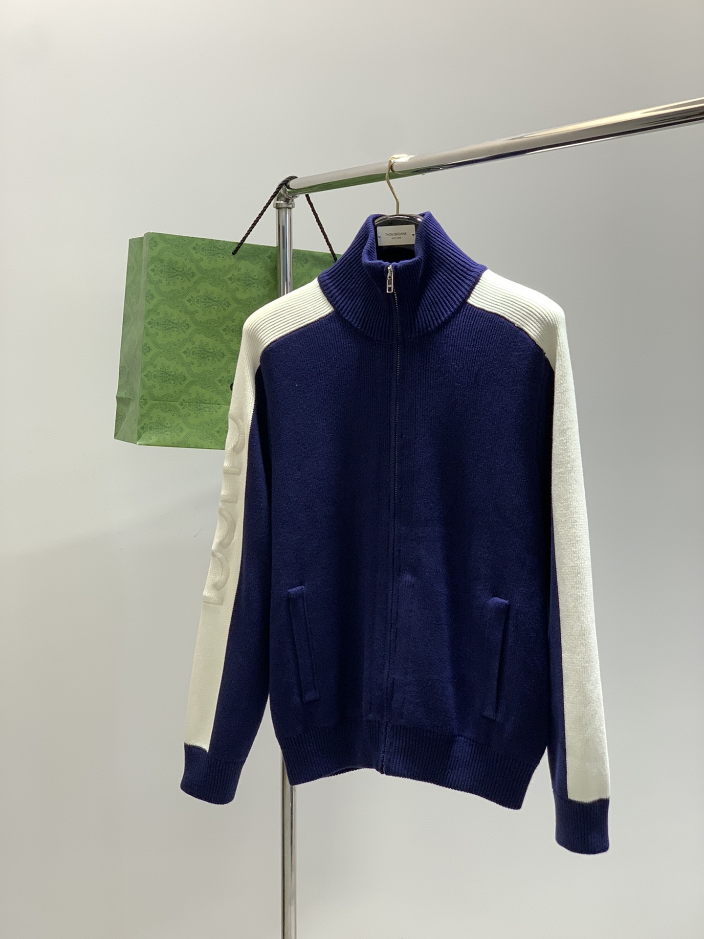 NO:528982,,Gucci, the latest autumn style, available at the counter at the same time, original single product, fashionable and casual knitted cardigan sweater, very distinctive on the upper body!  Eye-catching and highlighted, imported original fabric, top-grade embroidery craft letter pattern decoration logo, original hardware and auxiliary decoration, simple but not lacking in fashion, classic and atmospheric, comfortable and breathable, handsome and stylish on the upper body, S-XL Size SMLXL Clothes Length 64666870 Bust 106110114118 Shoulder width /// Sleeve length 75.57778.580,,gucci,gucci,sweaters,alexander wang19860909,Gucci 古驰,秋季最新款,专柜同步有售,原单狠货,时尚休闲针织开衫毛衣,上身很有特点！吸睛而有亮点,进口原版面料,顶级刺绣工艺字母图案装饰Logo,原版五金辅料装饰,简单而不失时尚,经典大气,舒适透气,上身帅气有型,码数S-XL  尺码SMLXL 衣长64666870 胸围106110114118 肩宽/// 袖长75.57778.580,,gucci,gucci,sweaters,alexander wang,Men's clothing