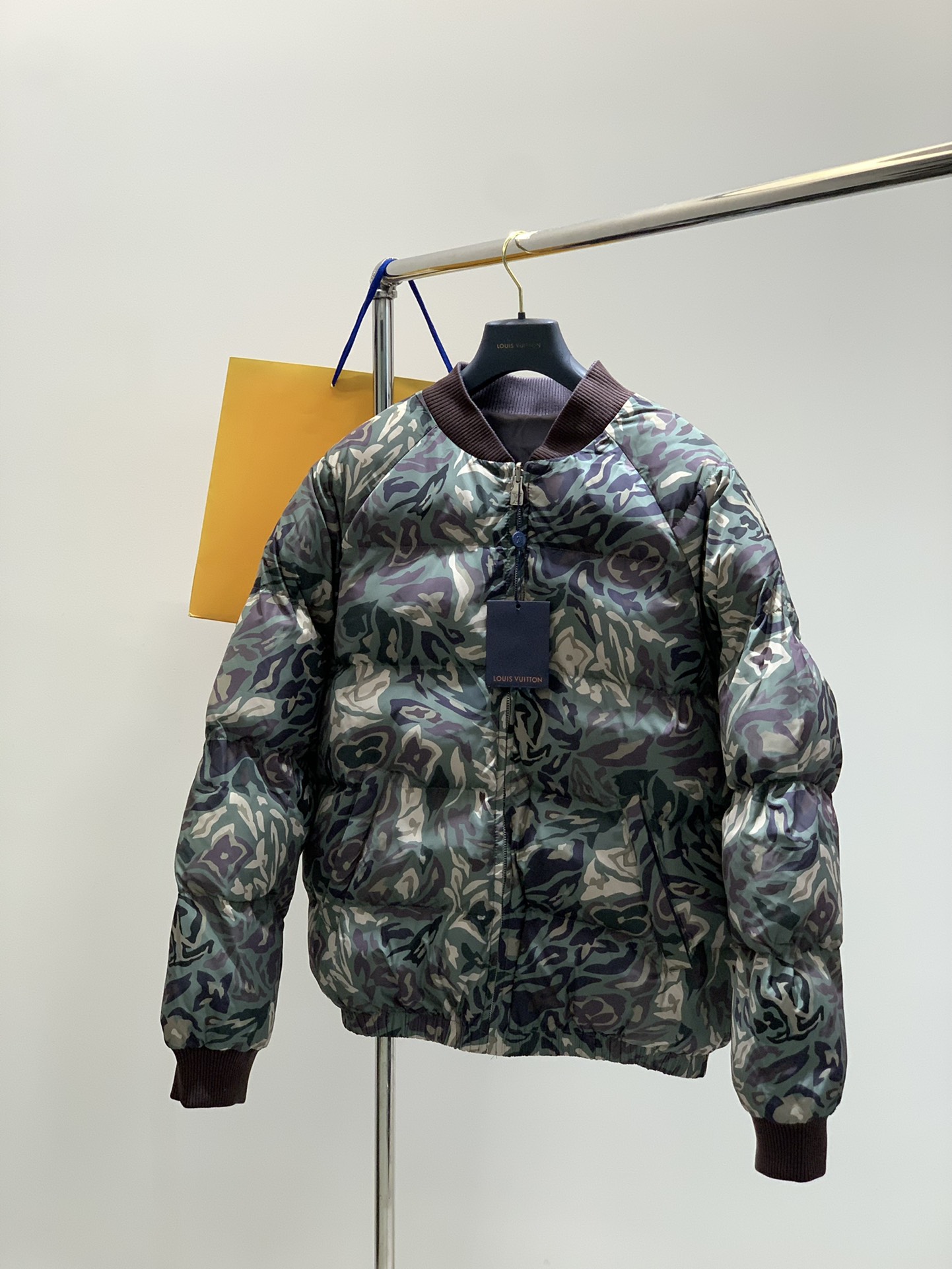 NO:528963,,LouisVuitton, the latest 2025 winter model, available at the counter at the same time, original single product, fashionable and casual cotton jacket on both sides, the upper body is very distinctive!  Eye-catching and highlighted, imported original fabric, top-grade printed craft letter pattern decoration logo, original hardware and auxiliary materials decoration, simple but not lacking in fashion, classic and atmospheric, comfortable and breathable, handsome and stylish on the upper body, size 46-52 Size 46485052 Length 69.57172.574 Bust 63656769 Sleeve length 80.58283.585,,louis vuitton,louis vuitton,jackets & coats,alexander wang19860909,LouisVuitton 路易威登,2025冬季最新款,专柜同步有售,原单狠货,时尚休闲两面穿棉服外套,上身很有特点！吸睛而有亮点,进口原版面料,顶级印花工艺字母图案装饰Logo,原版五金辅料装饰,简单而不失时尚,经典大气,舒适透气,上身帅气有型,码数46-52 尺码46485052 衣长69.57172.574 胸围63656769 袖长80.58283.585,,louis vuitton,louis vuitton,jackets & coats,alexander wang,Men's clothing