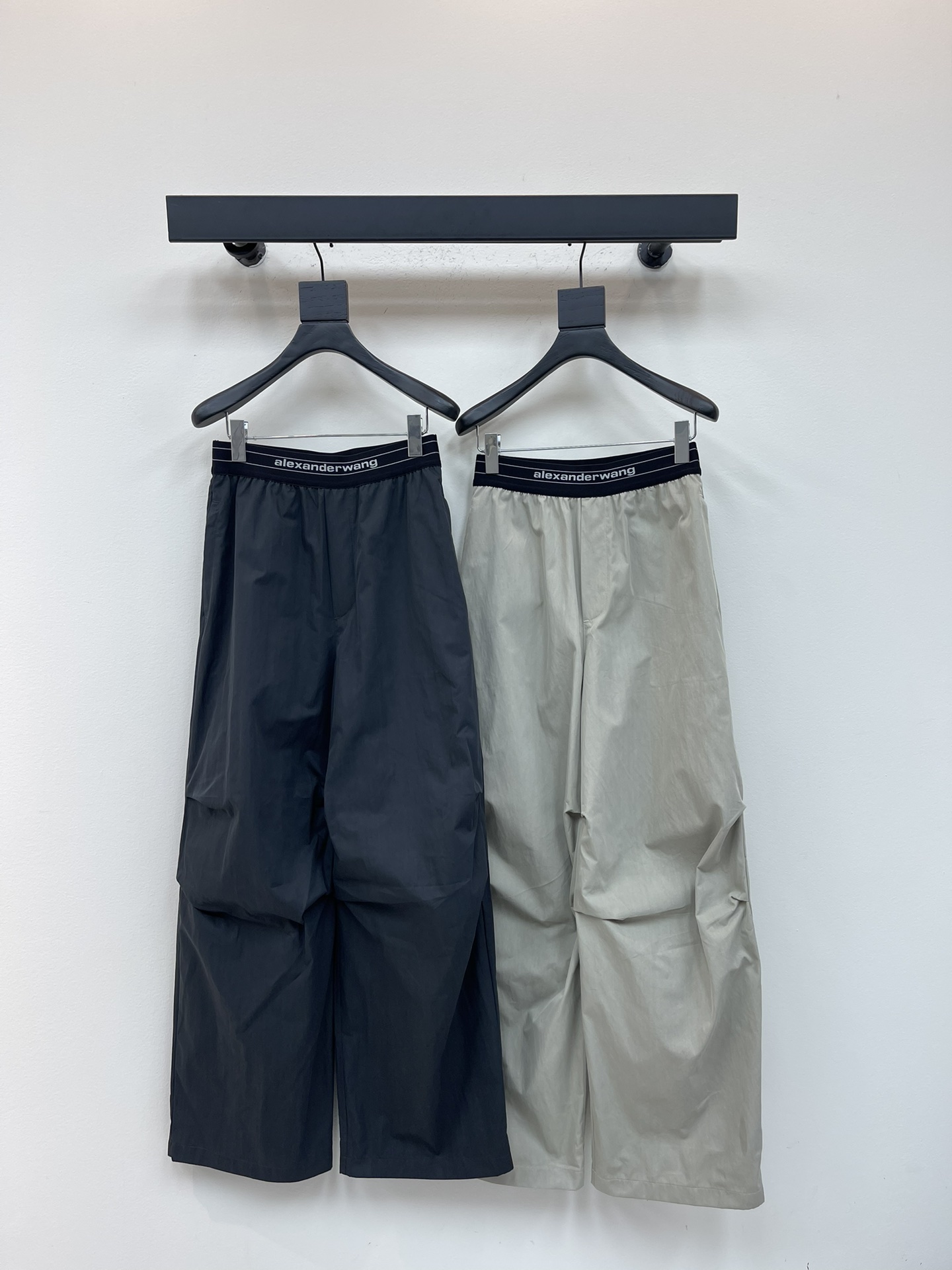 NO:506023,Alexander wan*25 early autumn new workwear casual pants, versatile colors, high-end and high-end custom letter belts, full of high-end and casual visual feast, a versatile item that must be bought in all seasons, customized fabrics, great texture, full of lazy style, goddesses must be used in the artifact!  The style is versatile and not picky. It stretches the line proportions and makes the upper body beautiful!  Workmanship quality depends on details Rice gray/black SML, alexander wang19860909Alexander wan*25早秋新款工装式休闲裤 颜色百搭高级 定制字母腰带尽显高级随意感 视觉盛宴 四季必入的百搭单品 订制面料,质感巨好,慵懒范儿十足 女神必入神器！ 版型百搭不挑人 拉长线条比例 上身美的不要不要的！ 做工品质看细节 米灰/黑色 SML,,alexander wang,Women's clothing