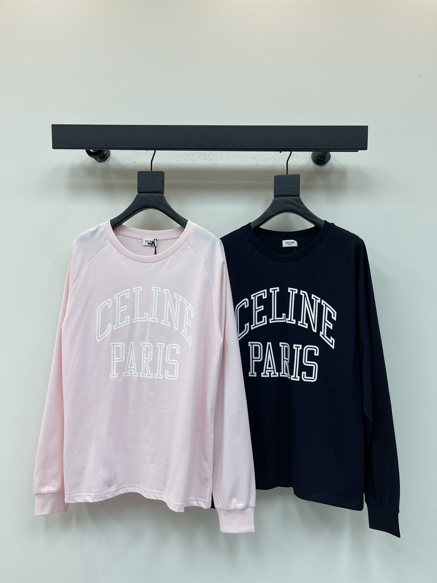 NO:506037,Celin*25 early autumn new round neck letter contrast long sleeve T. Customized YB native cotton material, comfortable and soft, fashionable outfit, shoulder-shaped top cut, threaded edge-cover details on the cuff hem, creating a delicate and coordinated atmosphere, with flocked letter decoration on the chest, arched hollow three-dimensional styling design, brand high-end feel, the overall style is low-key and textured, casual and fashionable outfit, suitable for commuting and daily travel. SML, celine, alexander wang19860909Celin*25早秋新款圆领字母撞色长袖T.定制YB原生全棉材质,舒适软糯,穿搭洋气,落肩廓形上衣剪裁,袖口下摆螺纹包边细节,营造出精致协调的氛围感,胸前点缀植绒字母装饰,拱形镂空立体造型设计,品牌高级感立显,整体风格低调不失质感,穿搭休闲时髦,通勤日常出行都适配.SML,,celine,alexander wang,Women's clothing