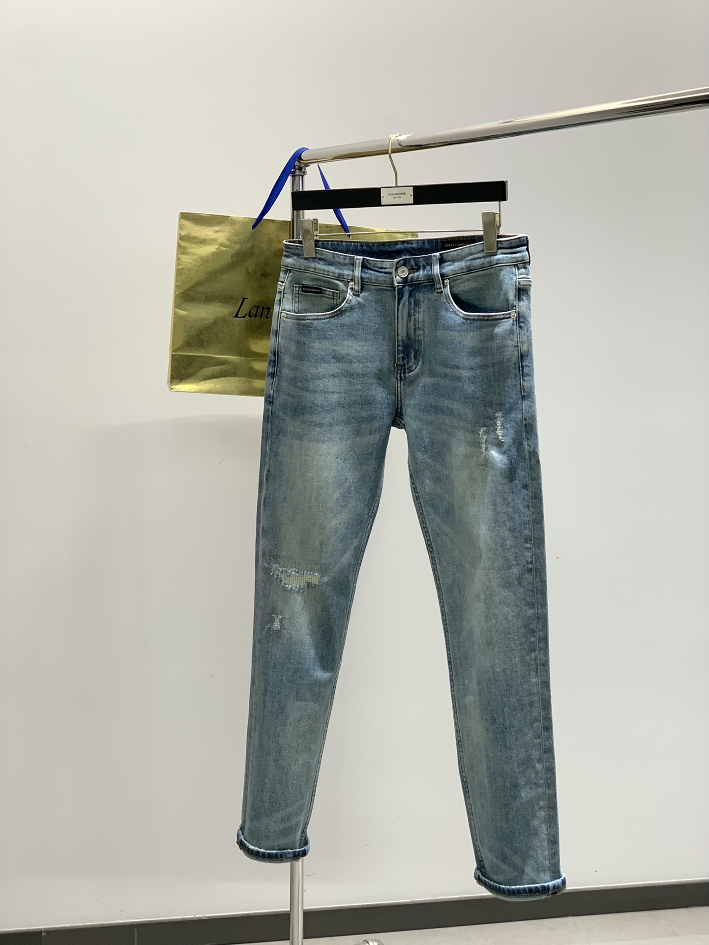 NO:528962,,DOLCE&GABBANA, the latest autumn products, the official website counter is available at the same time, original singles, super stylish jeans, customized original washing denim fabric, top-grade embroidery craft letter pattern logo, original hardware and auxiliary decoration, unique design style, extremely superior jeans, the materials and craftsmanship are extremely luxurious and exquisite, the grade is extremely high, the upper body is handsome and stylish, the number of 29-38, Dolce&Gabbana, Dolce&Gabbana, jeans, alexander wang19860909,DOLCE&GABBANA 杜嘉班纳,秋季最新品,官网专柜同步有售,原单狠货,超级有范儿的一款牛仔裤,定制原版水洗牛仔面料,顶级刺绣工艺字母图案logo,原版五金辅料装饰,独特设计风格,极为翘楚的一款牛仔裤,用料与工艺都极致奢华精湛,档次极高,上身帅气有型,码数29-38,,Dolce&Gabbana,Dolce&Gabbana,jeans,alexander wang,Men's clothing