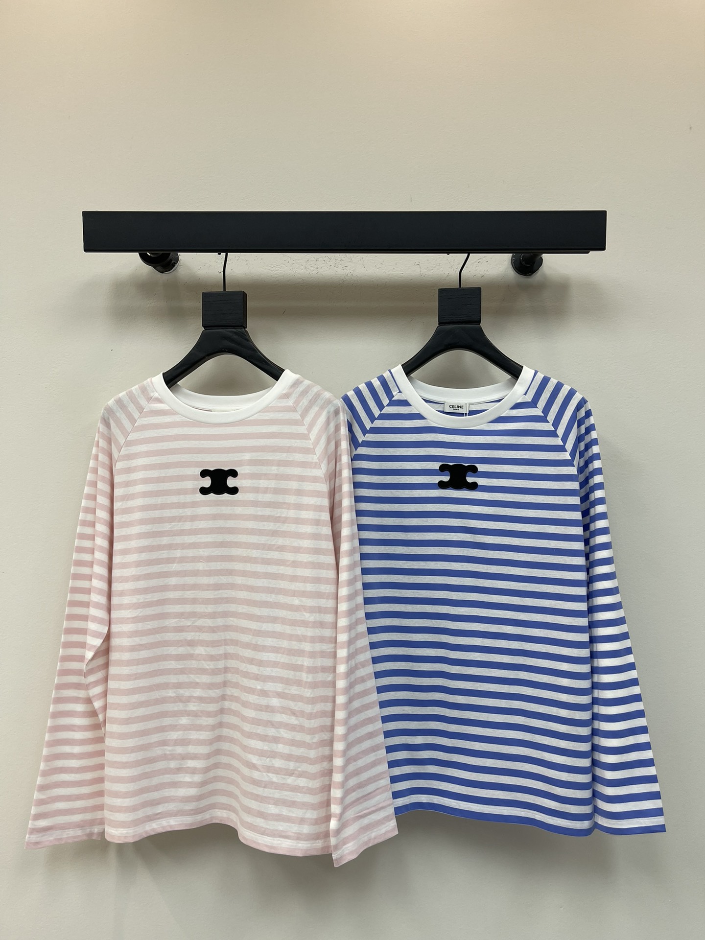 NO:506676,Celin*25 early autumn new loose striped long-sleeved top. Customized YB twill cotton, textured luster, comfortable and breathable, loose round neck long-sleeved top cut, the neckline is plain locked, revealing the collarbone to make you look slimmer. The two-color stripes are alternating, versatile and durable, and the iconic Arc de Triomphe logo on the chest is decorated to get rid of boring monotony. The rag shoulder silhouette style is cut to accommodate the body, and the outfit is slim and high-end, showing versatile autumn and winter, daily commuting, date and leisure SML, celine, alexander wang19860909Celin*25早秋新款宽松条纹长袖上衣.定制YB斜纹全棉材质,质感光泽,舒适透气,宽松圆领长袖上衣裁剪,领口素色锁边,露出锁骨更显瘦.大身两色条纹交替,百搭耐看,胸前标志性凯旋门徽标装饰,摆脱无聊的单调.插肩廓形版型剪裁包容身形,穿搭显瘦高级,尽显百搭秋冬,日常通勤约会休闲都 SML,,celine,alexander wang,Women's clothing