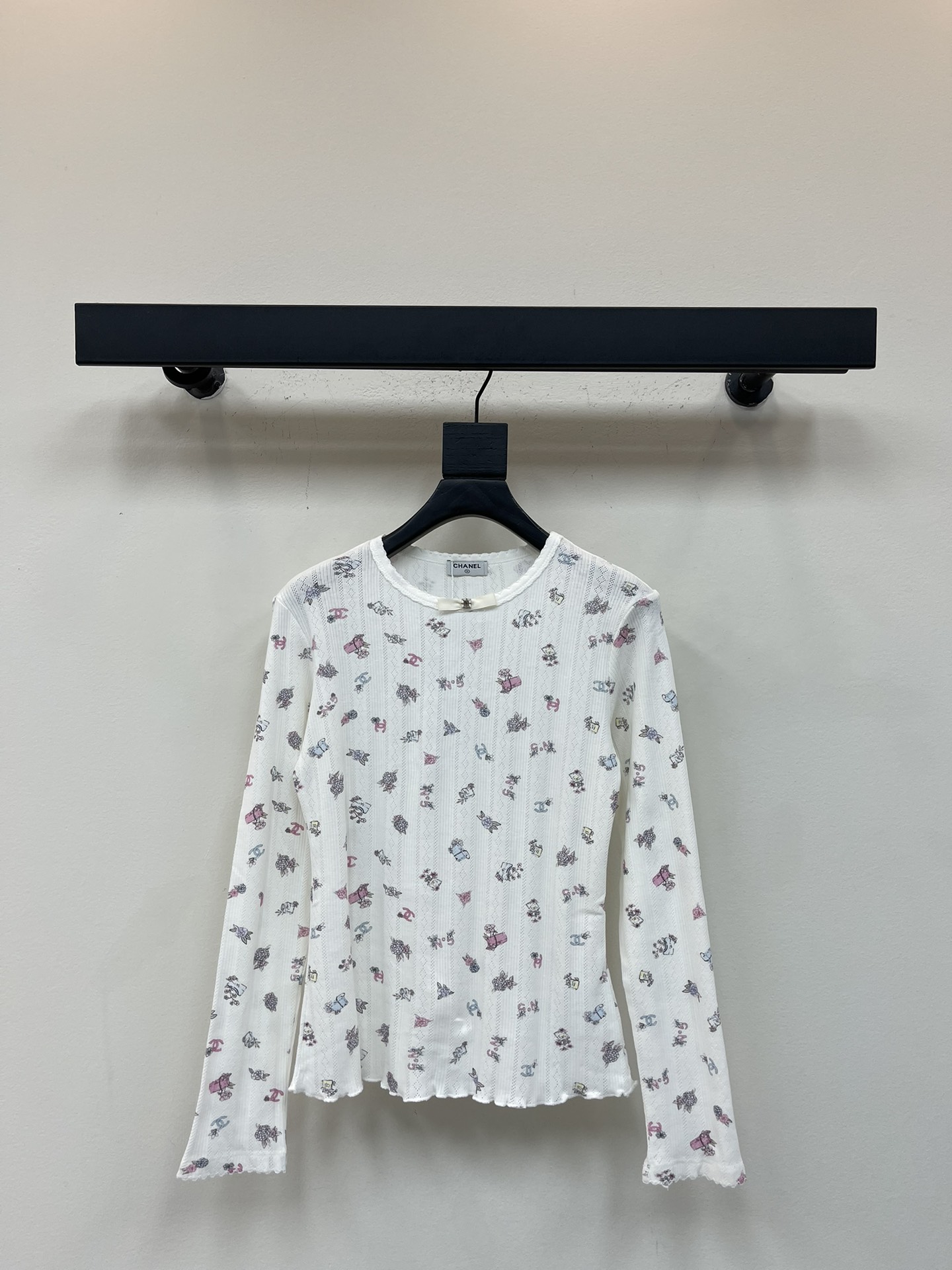 NO:506044,Chane*25 early autumn new bow printed hollow long-sleeved top Customized YB imported material Delicate texture Comfortable and easy to wear Round neck top cut Wavy lace threaded edges and embossed vertical distribution High elastic fabric Slim fit and versatile and durable All-in-one embellishment colorful hand-painted outlines camellia, double C and other fragrant home elements logos Combined with the collar three-dimensional bow to add vitality Show fashionable outfits Breaking the dull atmosphere of autumn and winter Fashion style and high-end SML, chanel, chanel, alexander wang19860909Chane*25早秋新款蝴蝶结印花镂空长袖上衣 定制YB进口材质 质感细腻 舒适好穿 圆领上衣剪裁 波浪花边螺纹包边配合压花竖列分布 高弹力面料 修身显瘦 百搭耐看 通体点缀彩色手绘 勾勒山茶花、双C等香家元素徽标 配合领边立体蝴蝶结 增添活力 尽显时尚穿搭 打破秋冬沉闷氛围 穿搭洋气高级 SML,,chanel,chanel,alexander wang,Women's clothing