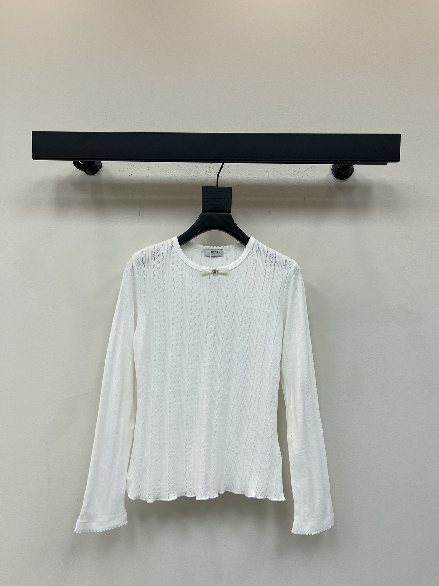 NO:506040,Chane*25 early autumn new style small fragrance bow diamond-shaped hollow long-sleeved top customized YB imported material delicate texture comfortable and easy to wear round neck long-sleeved top cut wavy lace threaded edges and embossed vertical distribution High elastic fabric slim base versatile and durable. Combined with the collar three-dimensional bow to add vitality and show fashionable outfits break the dull atmosphere of autumn and winter. Fashionable and high-end SML, chanel, alexander wang19860909Chane*25早秋新款小香蝴蝶结菱格镂空长袖上衣 定制YB进口材质 质感细腻 舒适好穿 圆领长袖上衣剪裁 波浪花边螺纹包边配合压花竖列分布 高弹力面料 修身打底 百搭耐看 配合领边立体蝴蝶结 增添活力 尽显时尚穿搭 打破秋冬沉闷氛围 穿搭洋气高级 SML,,chanel,alexander wang,Women's clothing