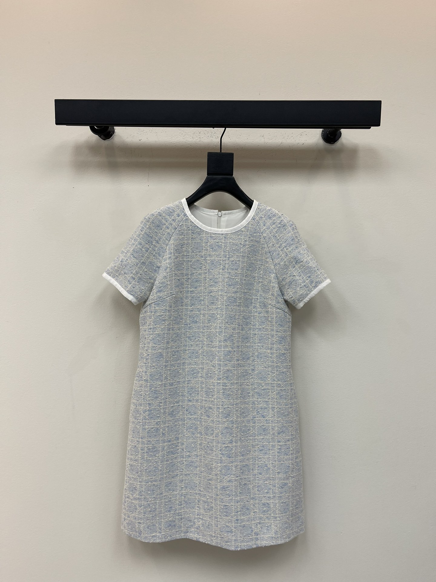 NO:506025,Dio*25 new Miss D limited Glacier Blue Virgin Vine plaid short-sleeved dress, a must-have item for white and rich beauty, developed customized three-dimensional woven thick tweed fabric three-dimensional and wide!  The classic style of the chaebol looks slim and tall with a rich age-reducing temperament!  Versatile and not picky about people, high-end baby blues French elegant temperament, pure hand-made webbing, perfect workmanship quality, look at the details!  SML, dior, skirts, T-shirt, alexander wang19860909Dio*25新款Miss D限定冰川蓝戴妃藤格纹短袖连衣裙,白富美必入单品,开发定制立体编织粗花呢面料立体挺阔！财阀千金减龄气质经典版型上身显瘦又高挑！百搭不挑人高级baby蓝调法式优雅气质,纯手工织带包边完美做工品质看细节！SML,,dior,skirts,T-shirt,alexander wang,Women's clothing