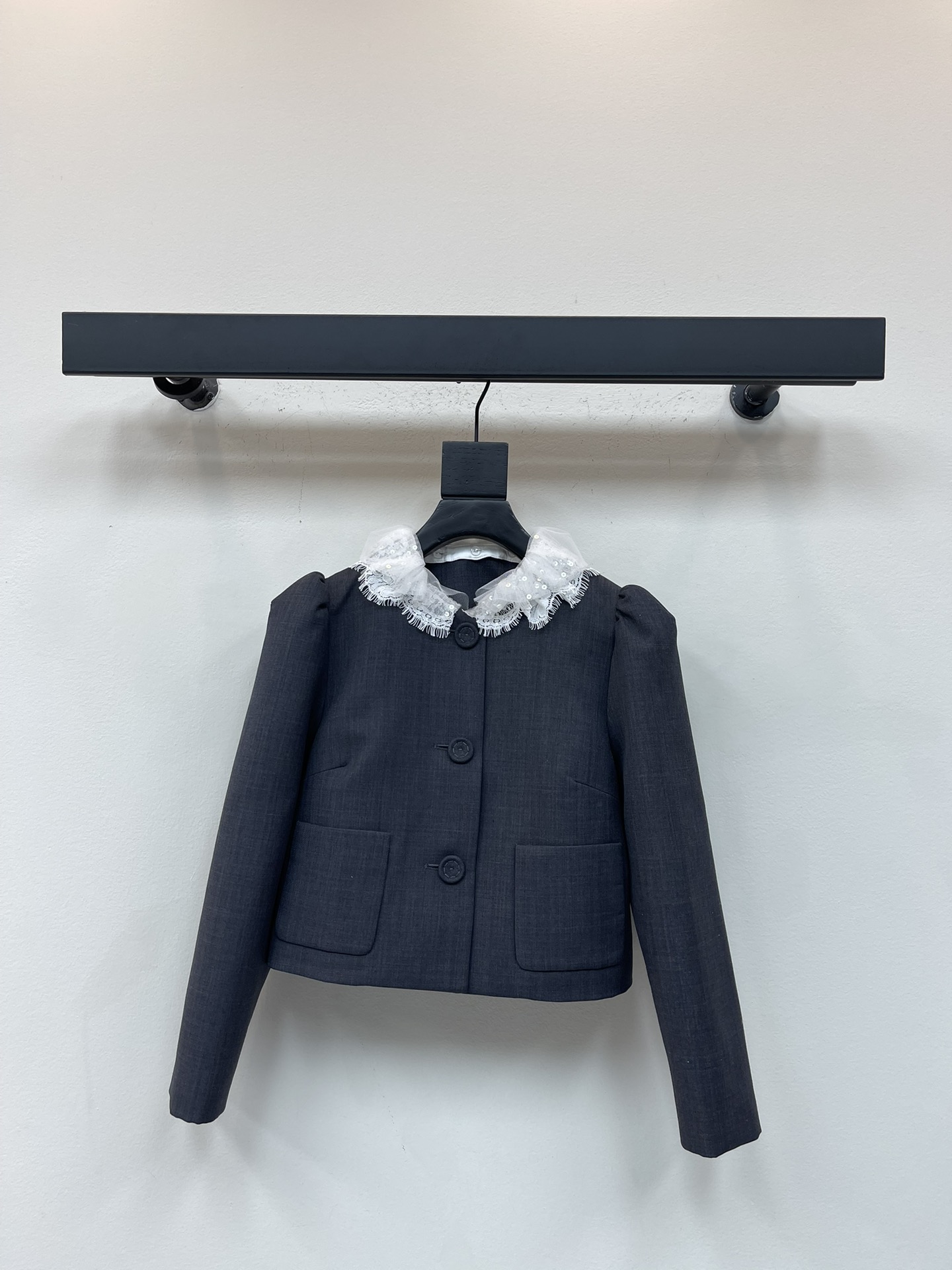 NO:508342,JORYA* Zhuoya 25 early autumn new lace sequin lace doll collar short jacket. The slim fitting style of the short jacket makes the upper body easily have a supermodel figure. The doll collar spliced ​​with lace embellishments make the overall look sweeter and more detailed. The exquisite buttons decorate the body, improving the overall quality and gentle temperament of the clothes. The hem is made of decorative pockets to increase the sense of layering, and can be used for dates and commuting. The upper body effect is superb~SML,, jackets & coats, alexander wang19860909JORYA*卓雅25早秋新款蕾丝亮片花边娃娃领短款小外套.短款小外套修身的版型,上身轻松拥有超模身材.娃娃领拼接蕾丝的点缀,让整体更显甜美又不失细节感.精zhi的纽扣装点衣身,提升衣服整体品质感,温柔气质.下摆做了装饰口袋,增加层次感,约会通勤都可以,上身效果超级赞～SML,,jackets & coats,alexander wang,Women's clothing