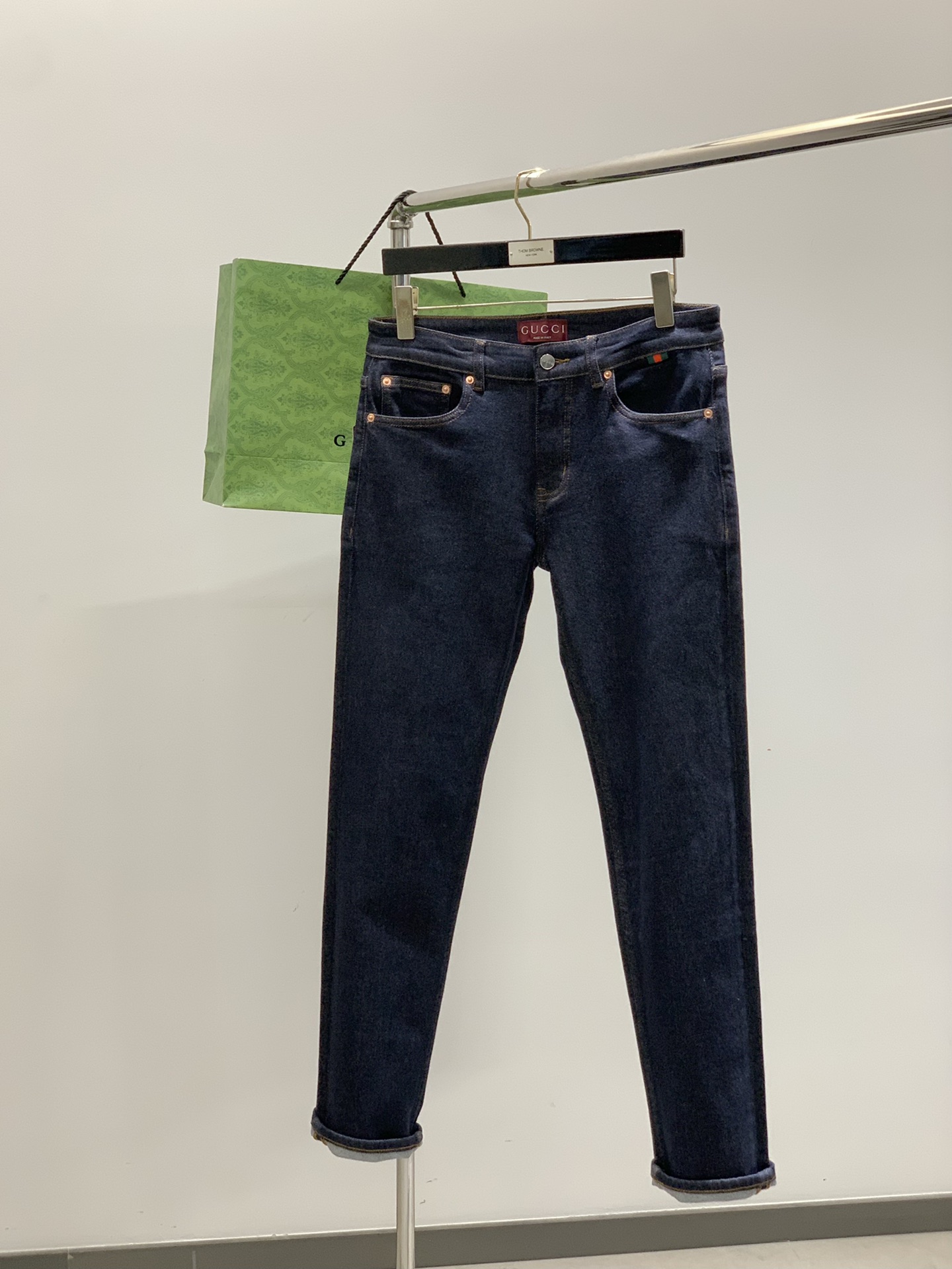 NO:528970,,GUCCI Gucci, the latest autumn products, special counters are available at the same time, original singles, washable casual jeans, imported original washable elastic fabric, comfortable and elastic, unique design style, top-grade printing craft letter pattern logo, original hardware and auxiliary decoration, extremely high grade, handsome and stylish upper body, 29-38,,gucci,gucci,jeans,alexander wang19860909,GUCCI 古驰,秋季最新品,专柜同步有售,原单狠货,水洗休闲牛仔裤,进口原版水洗弹力面料,舒适有弹性,独特设计风格,顶级印花工艺字母图案logo,原版五金辅料装饰,档次极高,上身帅气有型,码数29-38,,gucci,gucci,jeans,alexander wang,Men's clothing