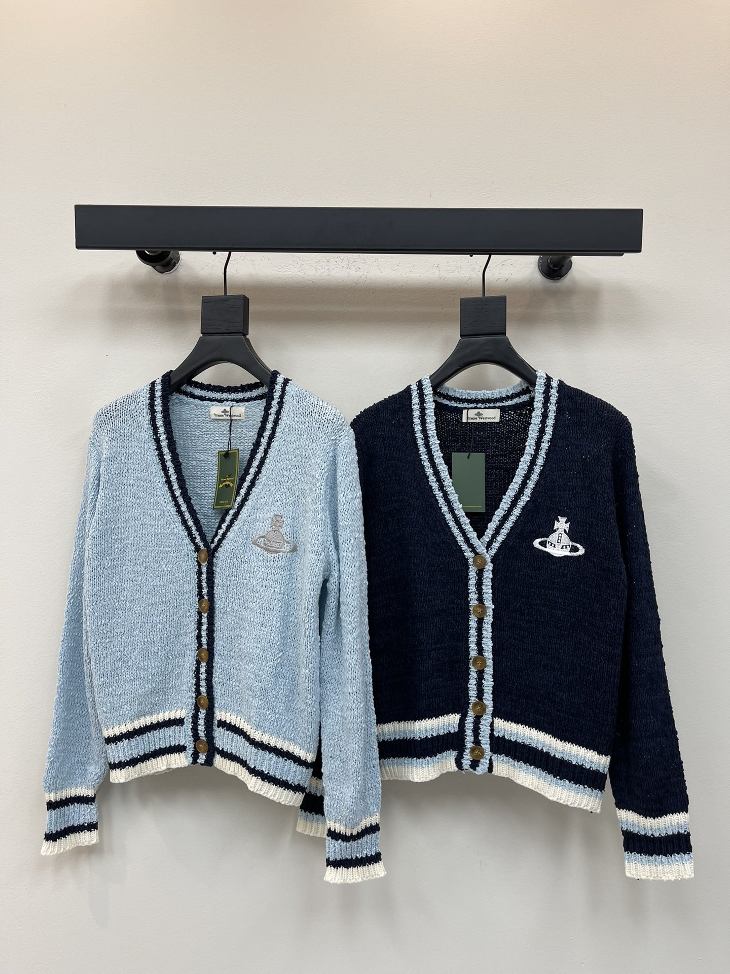 NO:506666,VivieneWestwoo* Queen Mother Citizen 25 early autumn new V-neck knitted long-sleeved cardigan!  Custom imported wool yarn woven, with obvious texture and full texture. V-neck cardigan cut. The cuff hem and neckline extend to the opening are in contrasting stripes and thread lace. The elastic and elastic look more refined. The outfit is slimming. The style is inclusive of the figure. The single-side embroidered Saturn pattern shows a relaxed tone!  SML, alexander wang19860909VivieneWestwoo*西太后25早秋新款V领针织长袖开衫！定制进口羊毛纱线织造 肌理明显 质感十足 V领开衫剪裁 袖口衣摆和领口延伸至开襟均以撞色条纹螺纹花边 弹性松紧更显精致 穿搭显瘦 版型包容身材 单侧刺绣土星图案 尽显松弛调性！SML,,alexander wang,Women's clothing