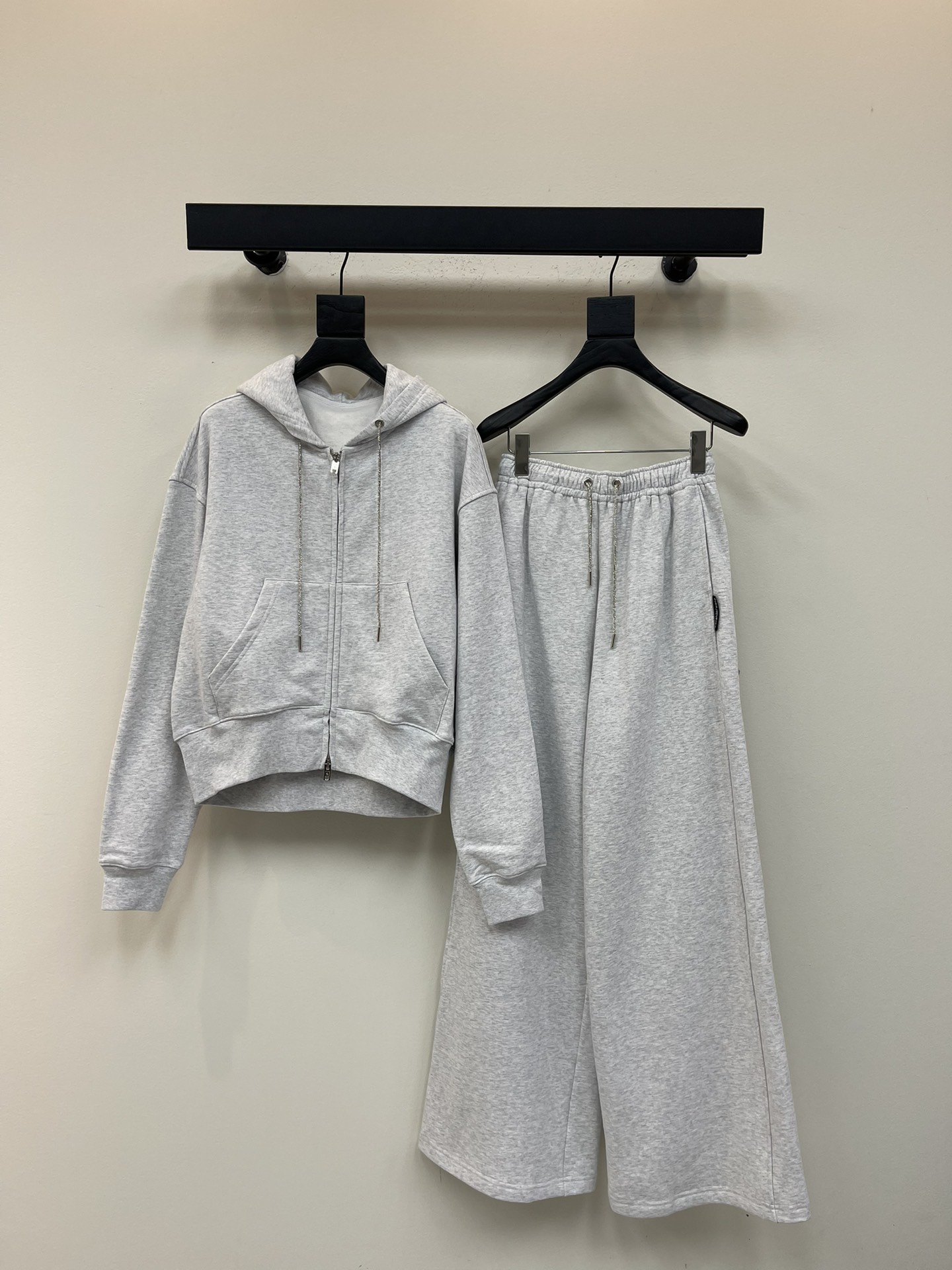 NO:506035,Jacket trousers 215**25 early autumn new style king sports and casual suit. This zippered hoodie is made of terry fabric, with hooded with artificial crystal embellished drawstrings. This outfit is a short high-waisted design, paired with kangaroo pockets, decorated with woven pattern labels, and is paired with the same pants with a casual feeling. SML, alexander wang, jackets & coats, hats, alexander wang19860909外套 长裤215**25早秋新款大王运动休闲套装.这款拉链连帽衫选用毛圈布面料匠心打造,连帽搭配人造水晶缀饰抽绳.这款服饰采用短款高腰设计,搭配袋鼠式口袋,饰有梭织图案标签,搭配同款裤子上身休闲感拉满.SML,,alexander wang,jackets & coats,hats,alexander wang,Women's clothing