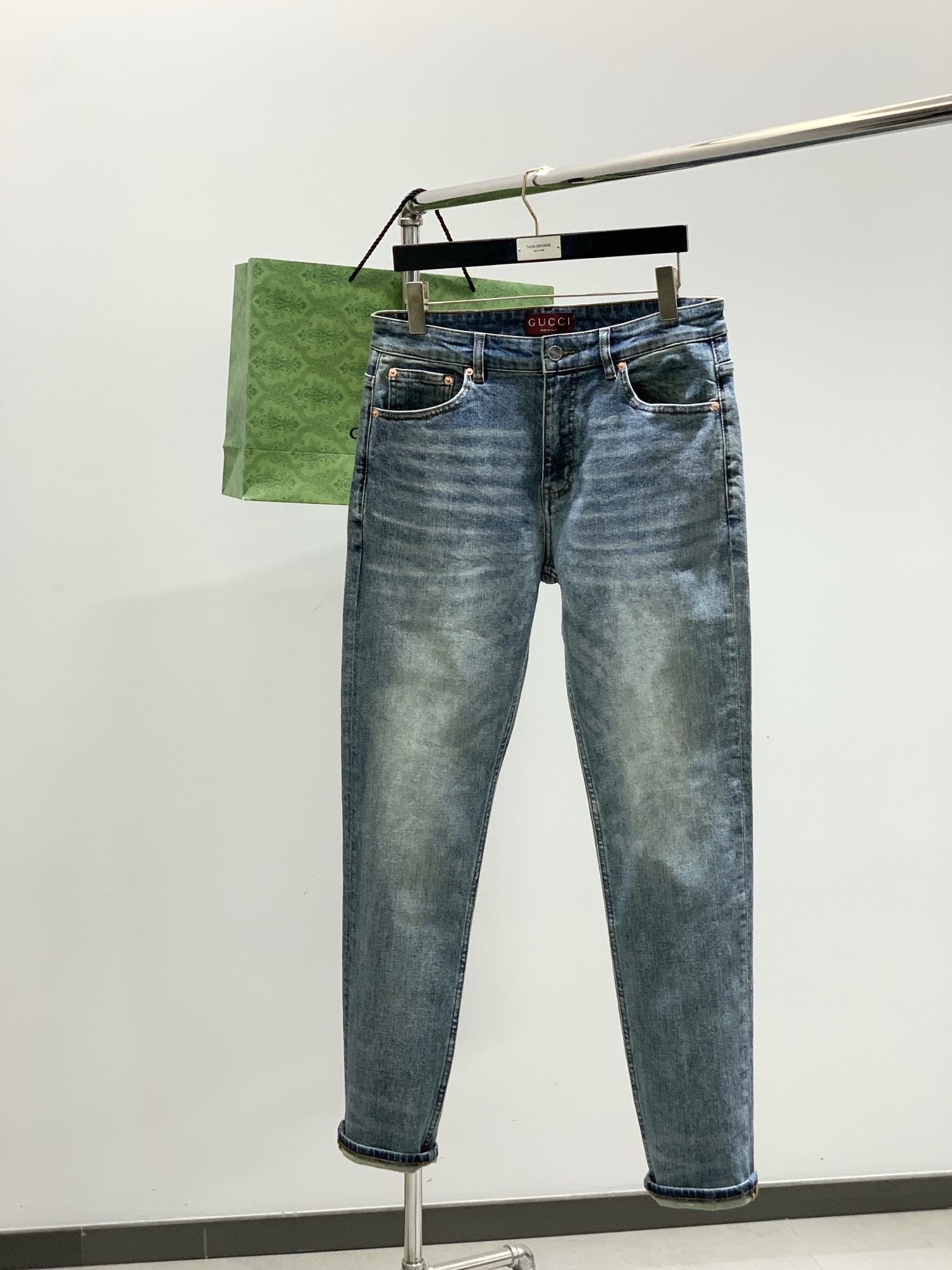 NO:528956,,GUCCI Gucci, the latest autumn products, special counters are available at the same time, original singles, washable casual jeans, imported original washable elastic fabric, comfortable and elastic, unique design style, top-grade printing craft letter pattern logo, original hardware and auxiliary decoration, extremely high grade, handsome and stylish upper body, 29-38,,gucci,gucci,jeans,alexander wang19860909,GUCCI 古驰,秋季最新品,专柜同步有售,原单狠货,水洗休闲牛仔裤,进口原版水洗弹力面料,舒适有弹性,独特设计风格,顶级印花工艺字母图案logo,原版五金辅料装饰,档次极高,上身帅气有型,码数29-38,,gucci,gucci,jeans,alexander wang,Men's clothing