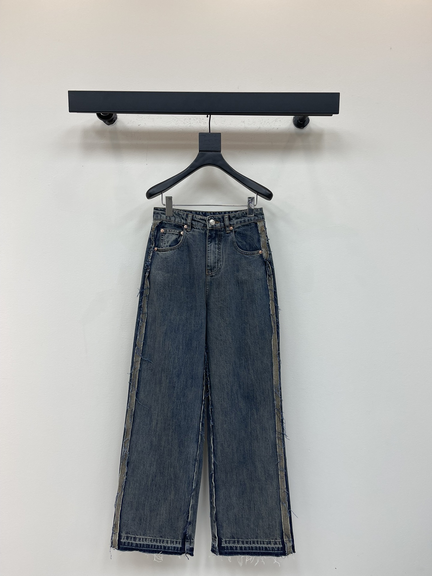 NO:507597,*25 new wash rosted jeans. These wash jeans are eye-catching, with exposed side seams and rosted inserts to create a contrast in the same color scheme. The back is decorated with MM6's signature white stitching. SML,,masion margiela,jeans,alexander wang19860909*25新款水洗毛边牛仔裤.这款水洗牛仔长裤剪裁引人注目,采用外露侧缝和毛边嵌件,形成同色系对比.背面饰有 MM6 标志性的白色缝线.SML,,masion margiela,jeans,alexander wang,Women's clothing