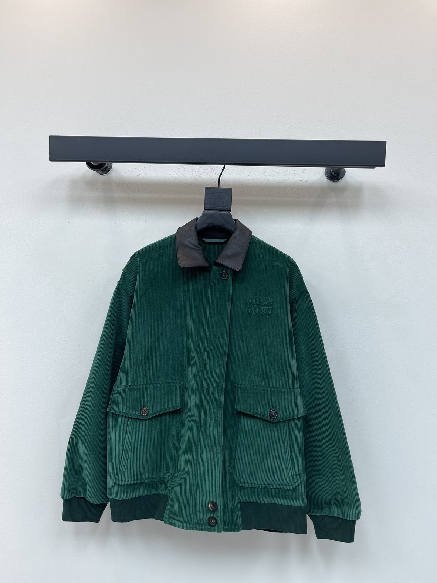 NO:506055,* 25 autumn and winter new corduroy jacket + skirt suit. The design of the bomber jacket is enhanced by the unique corduroy texture, giving the delicate silhouette. The light filling and contrasting leather neckline highlight its bold versatility. The skirt strap is embellished with a belt. Dark green SML, skirts, jackets & coats, alexander wang19860909*25秋冬新款灯芯绒夹克+半裙套装.飞行员夹克设计因独特的灯芯绒质感而提升,赋予廓形精致的特性.轻盈的填充物和撞色皮革领口突显其大胆的多功能性.半裙带带腰带点缀.墨绿色 SML 外,,skirts,jackets & coats,alexander wang,Women's clothing