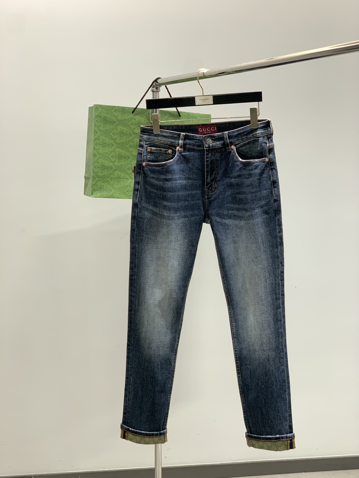 NO:528964,,GUCCI Gucci, the latest autumn products, special counters are available at the same time, original singles, washable casual jeans, imported original washable elastic fabric, comfortable and elastic, unique design style, top-grade printing craft letter pattern logo, original hardware and auxiliary decoration, extremely high grade, handsome and stylish upper body, 29-38,,gucci,gucci,jeans,alexander wang19860909,GUCCI 古驰,秋季最新品,专柜同步有售,原单狠货,水洗休闲牛仔裤,进口原版水洗弹力面料,舒适有弹性,独特设计风格,顶级印花工艺字母图案logo,原版五金辅料装饰,档次极高,上身帅气有型,码数29-38,,gucci,gucci,jeans,alexander wang,Men's clothing