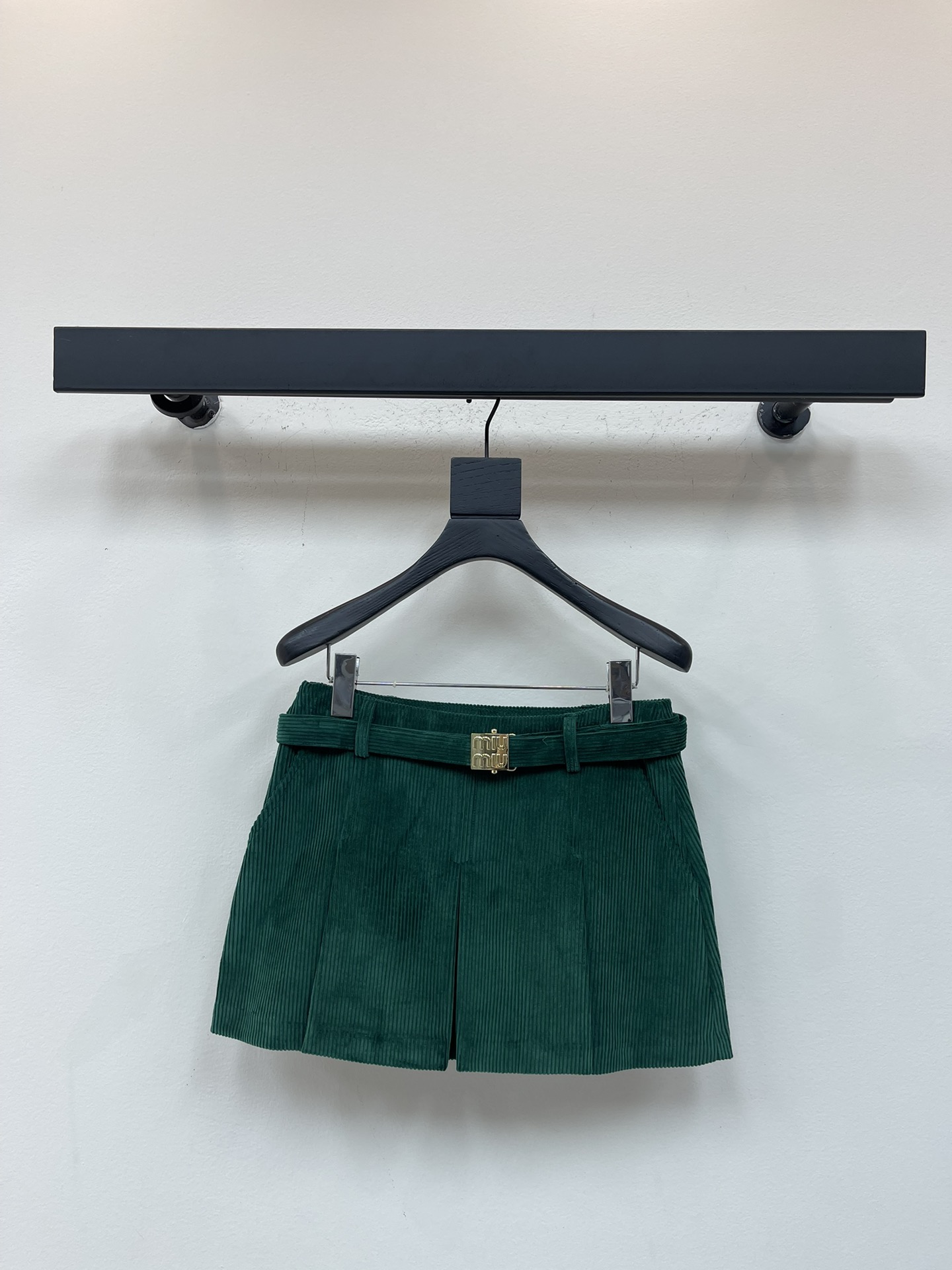 NO:506058,* 25 autumn and winter new corduroy jacket + skirt suit. The design of the pilot jacket is enhanced by the unique corduroy texture, giving the silhouette a refined feature. The light filling and contrasting leather neckline highlight its bold versatility. The skirt strap is embellished with a belt. Dark green SML short skirt, skirts, jackets & coats, alexander wang19860909*25秋冬新款灯芯绒夹克+半裙套装.飞行员夹克设计因独特的灯芯绒质感而提升,赋予廓形精致的特性.轻盈的填充物和撞色皮革领口突显其大胆的多功能性.半裙带带腰带点缀.墨绿色 SML 短裙,,skirts,jackets & coats,alexander wang,Women's clothing