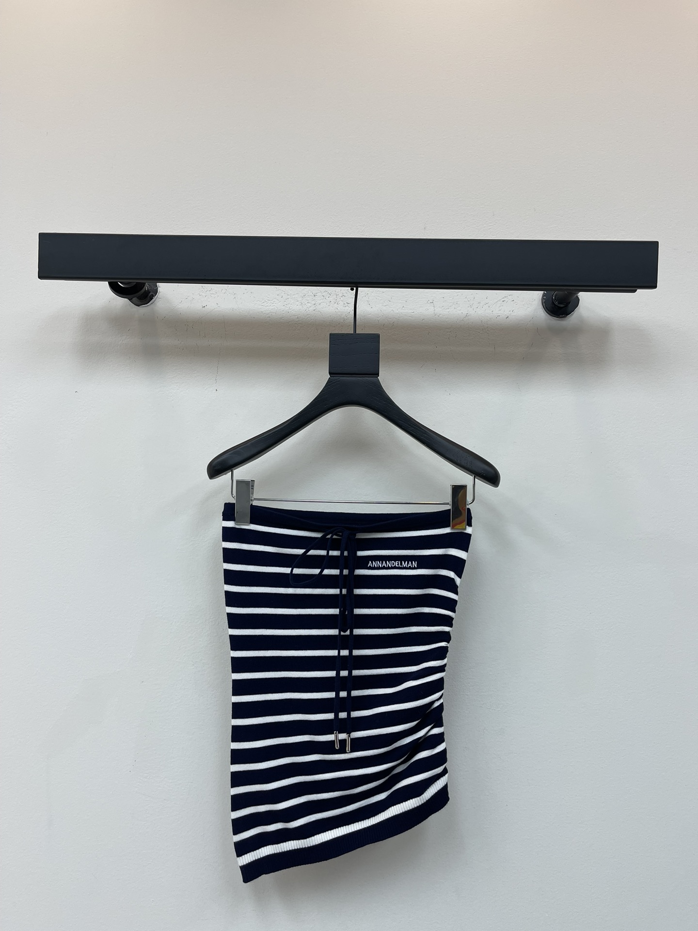 NO:506050,*25 early autumn new wool lace-up strapless vest. Striped wool lace-up strapless vest, sexy hot girl sleeveless top, chest drawstring adjustable tightness, waist folds make it look slim and cover flesh, asymmetrical design of the tail, striped contrasting color design, close-fitting style. SML, alexander wang19860909*25早秋新款毛织系带抹胸背心.条纹毛织系带抹胸背心,性感辣妹无袖上衣外穿,胸前抽绳可调节松紧度,腰间褶皱显瘦遮肉,衣尾不对称设计,条纹撞色设计,贴身版型.SML,,alexander wang,Women's clothing