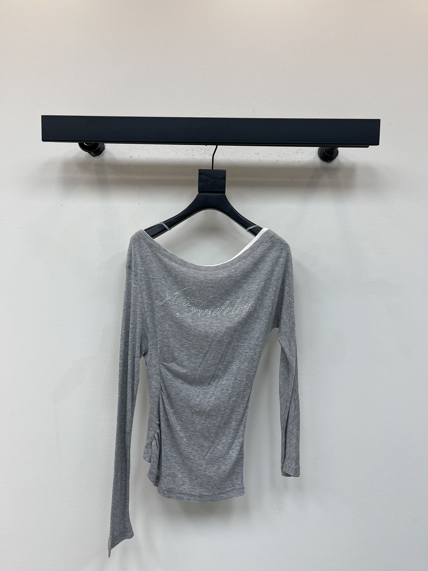 NO:506046,*25 early autumn new letters of the ironing diamond slanted shoulder long-sleeved top. Basic casual long-sleeved T-shirt, careful off-shoulder design is particularly eye-catching, irregular folds on the sides make you look slim and slightly fat, you can also close your eyes, ann letters on the chest are embellished, casual styles are versatile. SML, tees, t-shirt, alexander wang19860909*25早秋新款字母烫钻斜肩长袖上衣.基础休闲长袖T恤,小心机露肩设计特别吸睛,侧边不规则褶皱显瘦微胖也可以闭眼入,胸前ann字母钉钻点缀,休闲款式百搭.SML,,tees，t-shirt,alexander wang,Women's clothing