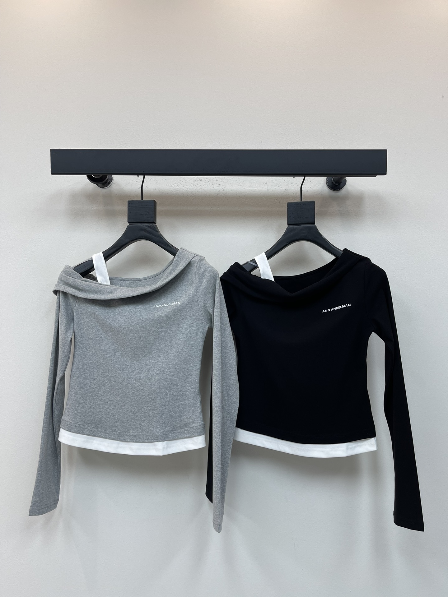 NO:506038,*25 early autumn new off-shoulder long-sleeved suspender two-piece fake. Off-shoulder long-sleeved suspender knitted sweater two-piece off-shoulder T-shirt top, slim fit and fit, chest brand logo print, side suspender careful off-shoulder design, top body turns sweet girl in seconds. Gray/black SML,,tees, t-shirt,alexander wang19860909*25早秋新款斜肩长袖吊带假两件.斜肩长袖吊带针织衫假两件露肩T恤上衣,修身贴合身形设计,胸前品牌logo印花,侧边吊带小心机露肩设计上身秒变甜妹.灰色/黑色 SML,,tees，t-shirt,alexander wang,Women's clothing