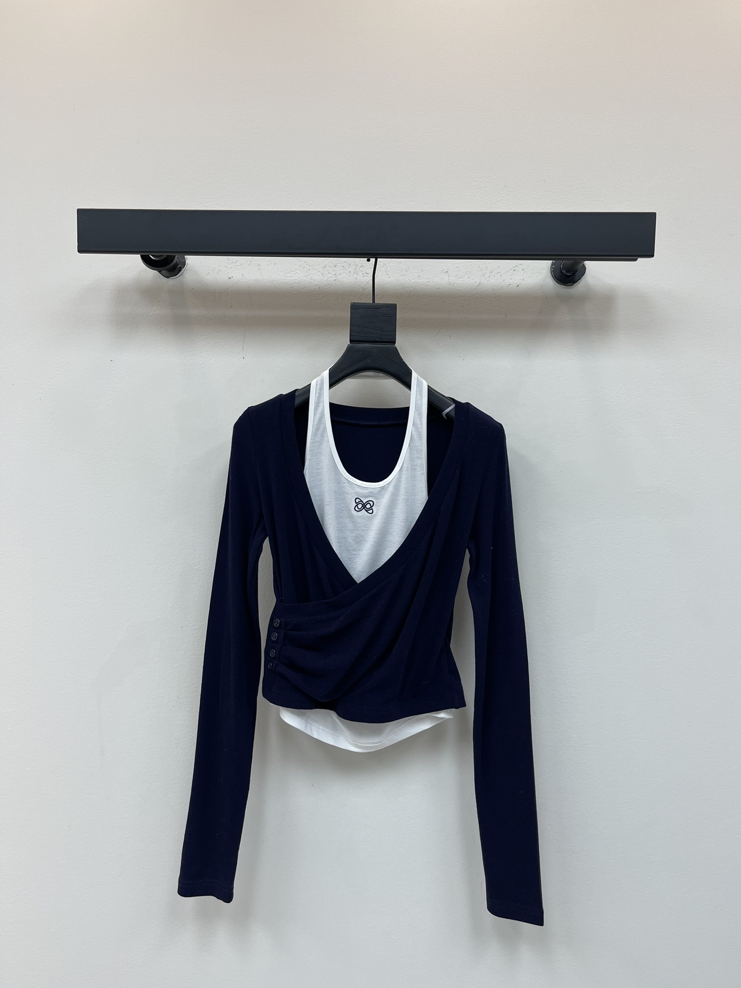 NO:506042,*25 early autumn new style halter vest real two-piece long-sleeved top. halter vest real two-piece sexy hot girl top wearing outside, chest logo embroidery, halter v-neck careful sexy design, thin knitted v-neck long-sleeved top, slim fit style hot girl must have. SML, alexander wang19860909*25早秋新款挂脖背心真两件长袖上衣.挂脖背心真两件性感辣妹上衣外穿,胸前logo刺绣,挂脖u领小心机性感设计,外搭薄款针织v领长袖,修身版型辣妹必备.SML,,alexander wang,Women's clothing