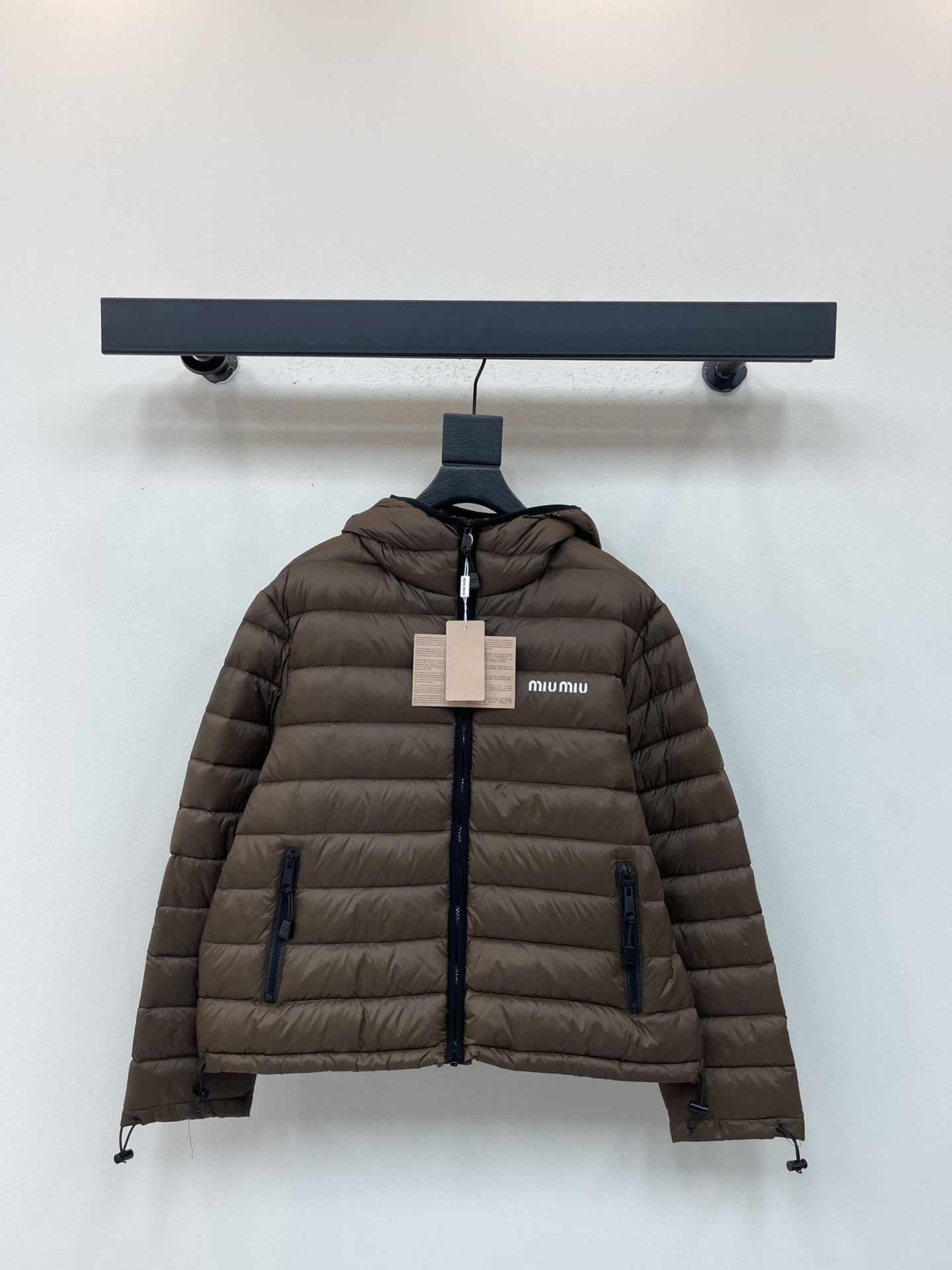 NO:506029,With dust bag * 25 autumn and winter new hooded zipper down jacket. 3D three-dimensional tailoring farewell to the bloated traditional down jacket, slim fit design, outlining a more neat body line, making it look slim and taller. Light down filling combines comfort and style, reflecting the rebellious spirit of Miu Mi*. The iconic fleece and exquisite pongé fabrics turn this down jacket into a symbol of experimentation and functionality. SML, miumiu, jackets & coats, down jacket, hats, alexander wang19860909配防尘袋 *25秋冬新款连帽拉链羽绒服.3D立体剪裁告别传统羽绒服的臃肿,修身版型设计,勾勒出更利落的身材线条,显瘦又显高.轻盈羽绒填充结合舒适与风格,体现Miu Mi*的叛逆精神.标志性抓绒和精致pongé面料将这款羽绒夹克转变为实验性与功能性的象征.SML,,miumiu,jackets & coats,down jacket,hats,alexander wang,Women's clothing