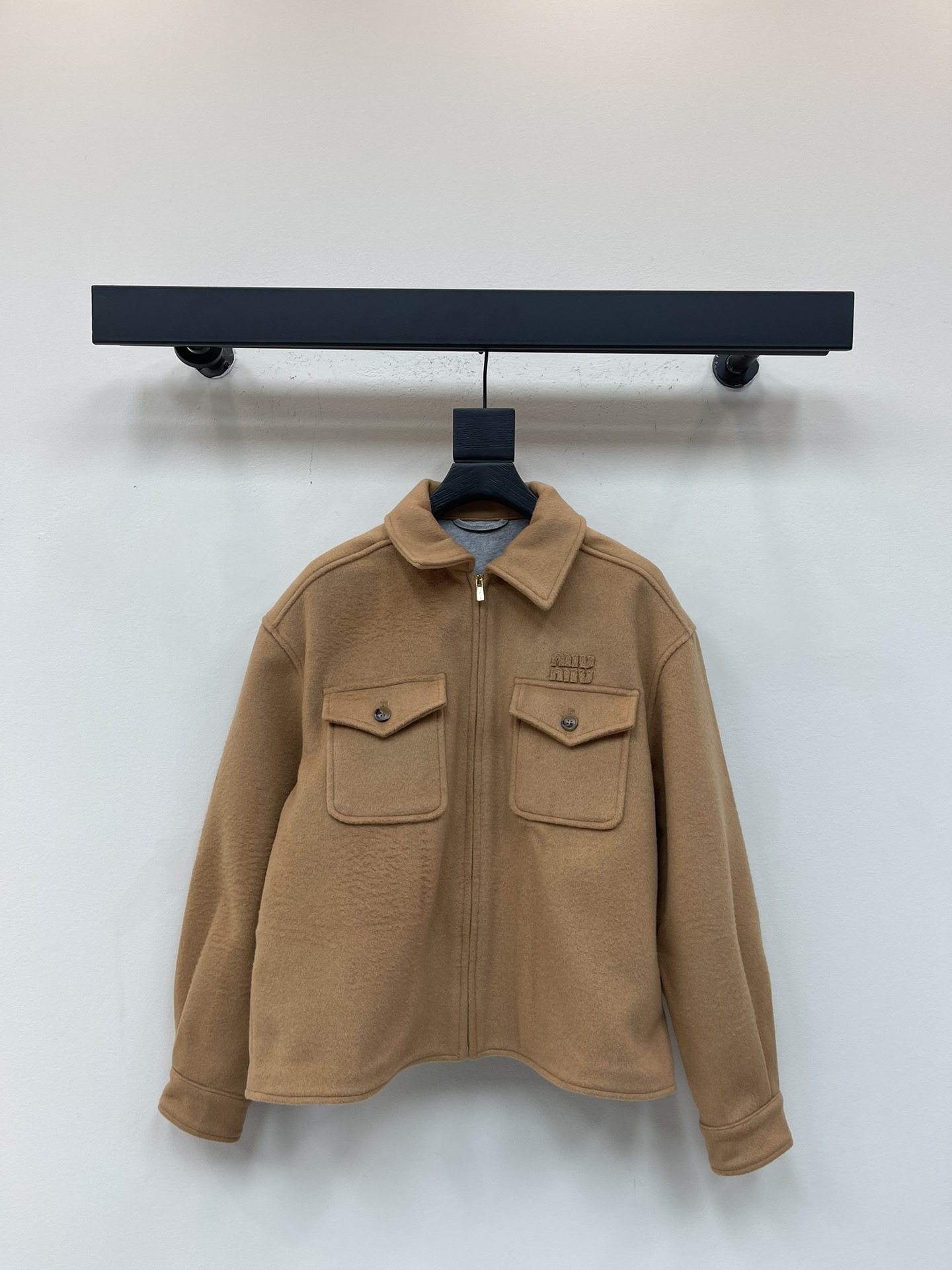 NO:506032,* 25 autumn and winter new pocket zipper lapel jacket. The style is crisp and stylish, the heavy industry craftsmanship has texture, and the chest logo highlights the brand characteristics. This camel-haired jacket shows the elements of men's clothing and subtly implies a loose fit. The exquisite fabric is combined with knitting to reinterpret the classic style with a modern attitude and iconic details. SML, Jackets & coats, Jackets & coats, alexander wang19860909*25秋冬新款口袋拉链翻领外套.版型挺括有型,重工工艺有质感,胸前徽标彰显品牌特征.这款驼毛夹克展现男装元素,并微妙地暗示了宽松版型.精致面料与针织结合,以现代态度和标志性细节重新诠释经典风格.SML,,jackets & coats,jackets & coats,alexander wang,Women's clothing