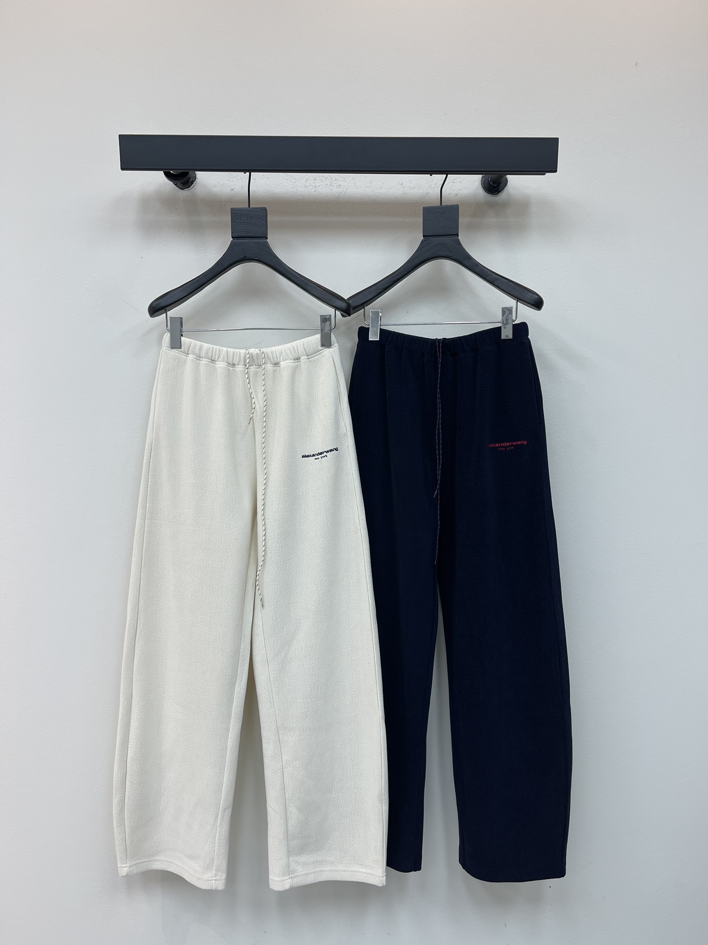 NO:506691,Alexander wan* King 25 new high-waist drawstring wide-leg scimitar trousers. Customized YB imported corduroy material, soft and comfortable fabric, delicate luster, high-waist drawstring wide-leg trousers style, using three-dimensional cut to create a scimitar trousers, making the upper body look slim and long legs, and the style is loose and fashionable. With the iconic embroidered letter logo at the waist, the brand style is instantly improved, and a full of high-street fashionable style. A pair of versatile trousers in all seasons, holiday dates, SML, alexander wang, alexander wang19860909Alexander wan*大王25新款高腰抽绳阔腿弯刀长裤.定制YB进口灯芯绒材质,面料柔软舒适,光泽细腻,高腰抽绳阔腿长裤版型 ,利用立体裁剪打造弯刀裤型,上身显瘦显腿长,风格松弛时尚.配合腰间标志性刺绣字母徽标,品牌格调瞬间提升,穿出满满的高街时髦风格.一条四季百搭长裤,度假约会日常 SML,,alexander wang,alexander wang,Women's clothing